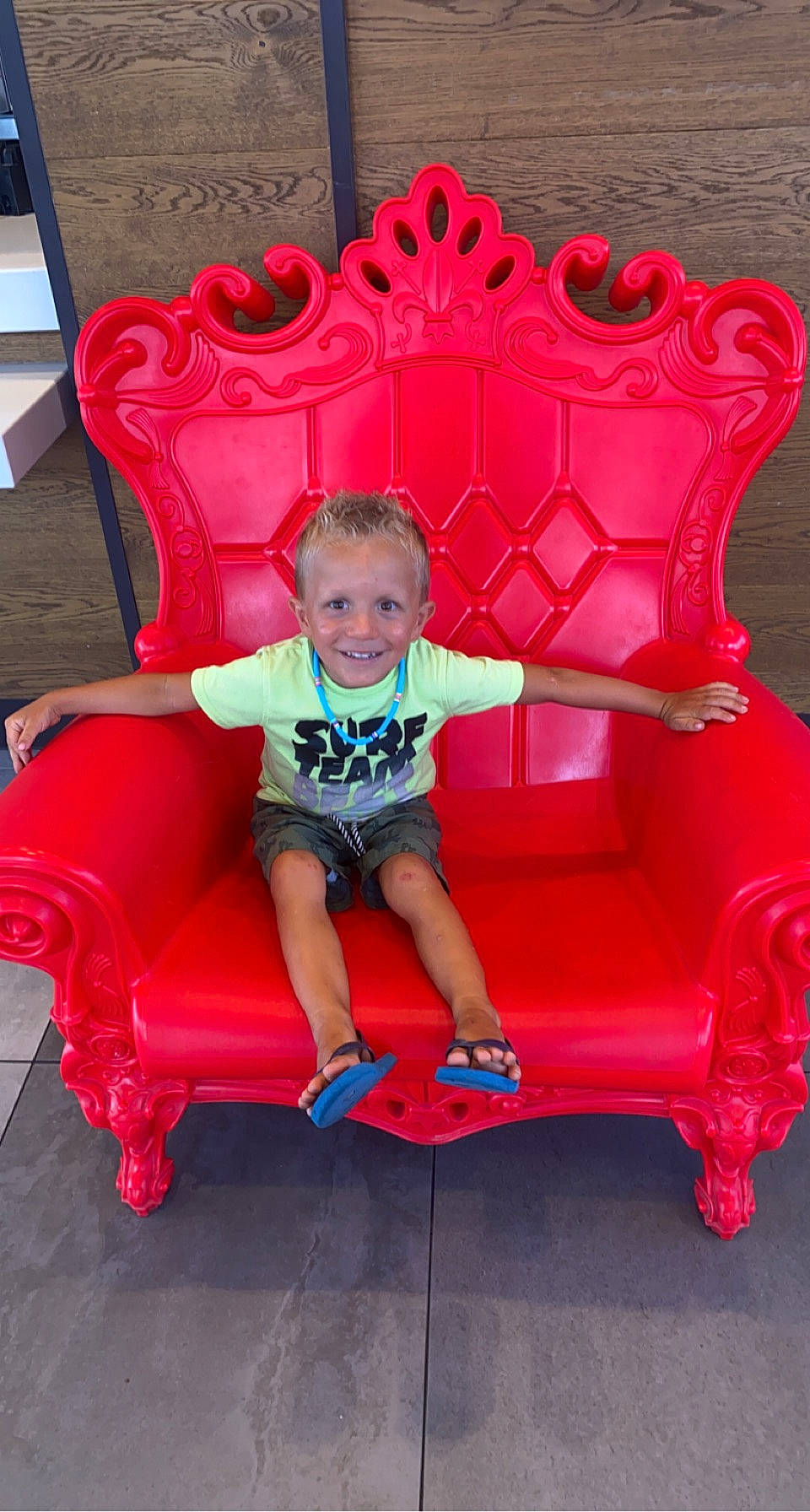 Ethane participe au concours pour gagner de l'argent avec cette photo : baby_toddler_clothing, beauty, carmine, chair, child, comfort, event, fun, furniture, head, joy, lap, leisure, magenta, person, pink, product, red, shorts, sitting