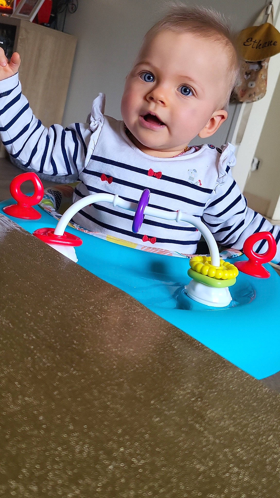 Carla a rejoint le concours — aidez-le/la à gagner de superbes lots ! baby, baby_playing_with_toys, baby_products, baby_toddler_clothing, baby_toys, cheek, child, fun, happy, person, play, room, sitting, sleeve, t_shirt, toddler, toy