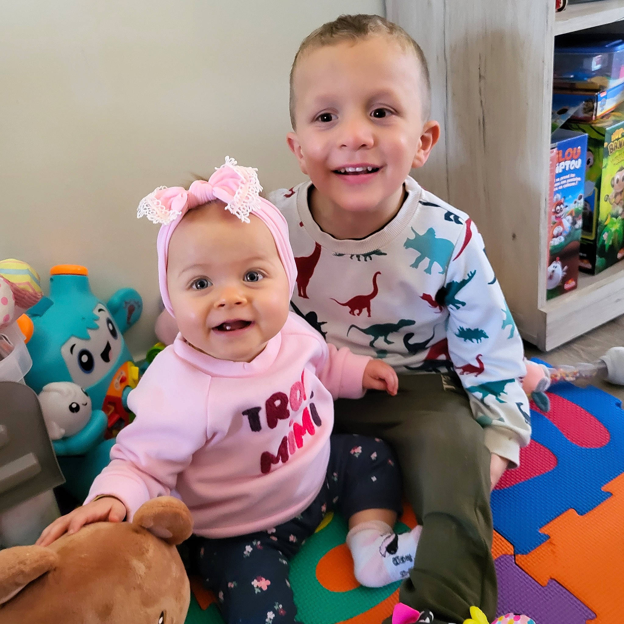 Carla a rejoint le concours — aidez-le/la à gagner de superbes lots ! arm, baby, baby_toddler_clothing, cheek, child, event, face, fun, happy, head, joy, mammal, person, pink, product, room, sitting, skin, sleeve, smile