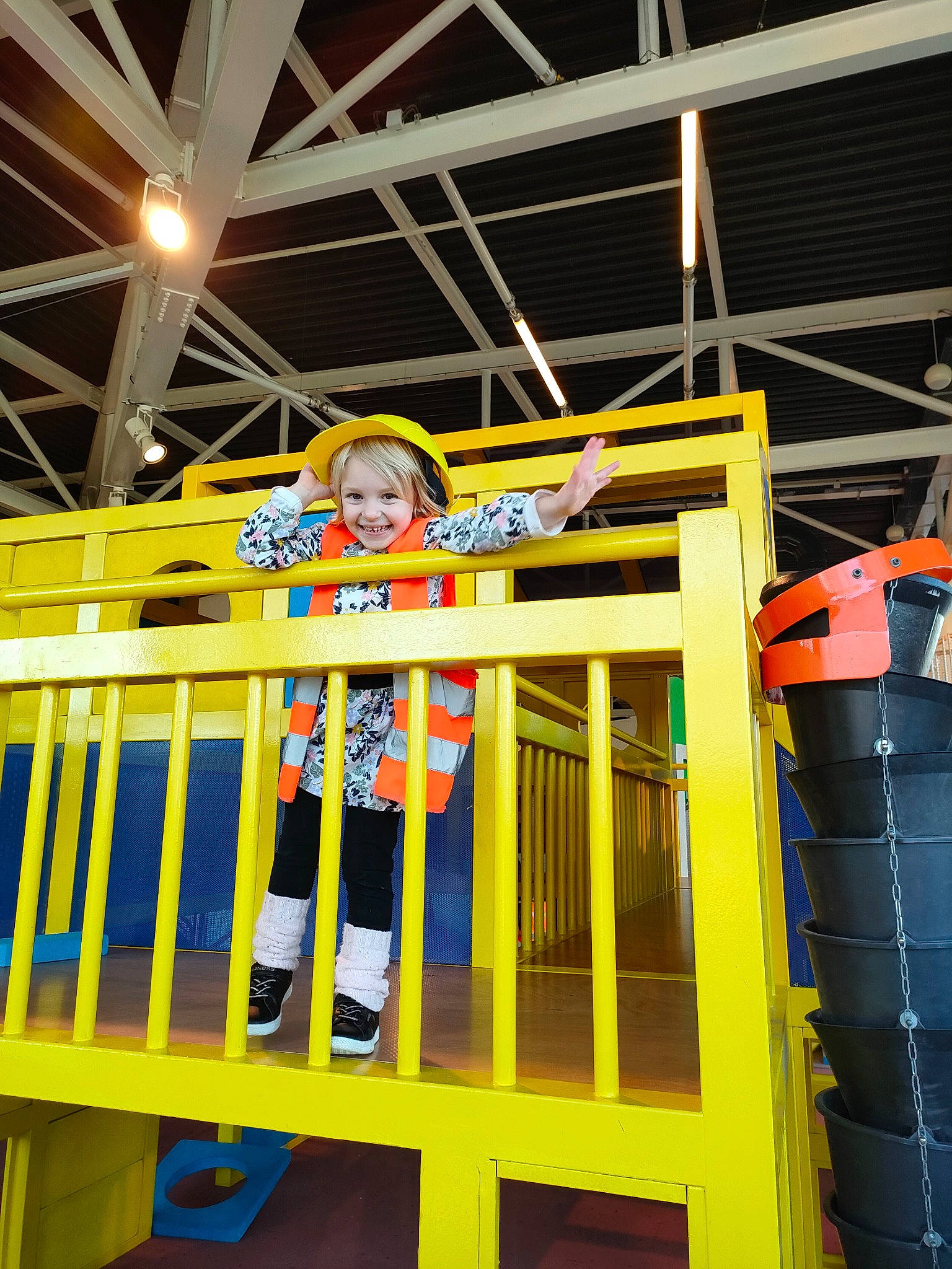 Onolia participe au concours pour gagner de l'argent avec cette photo : beam, building, engineering, event, fun, joy, leisure, line, machine, metal, person, recreation, shorts, steel, t_shirt, toddler, wood, yellow