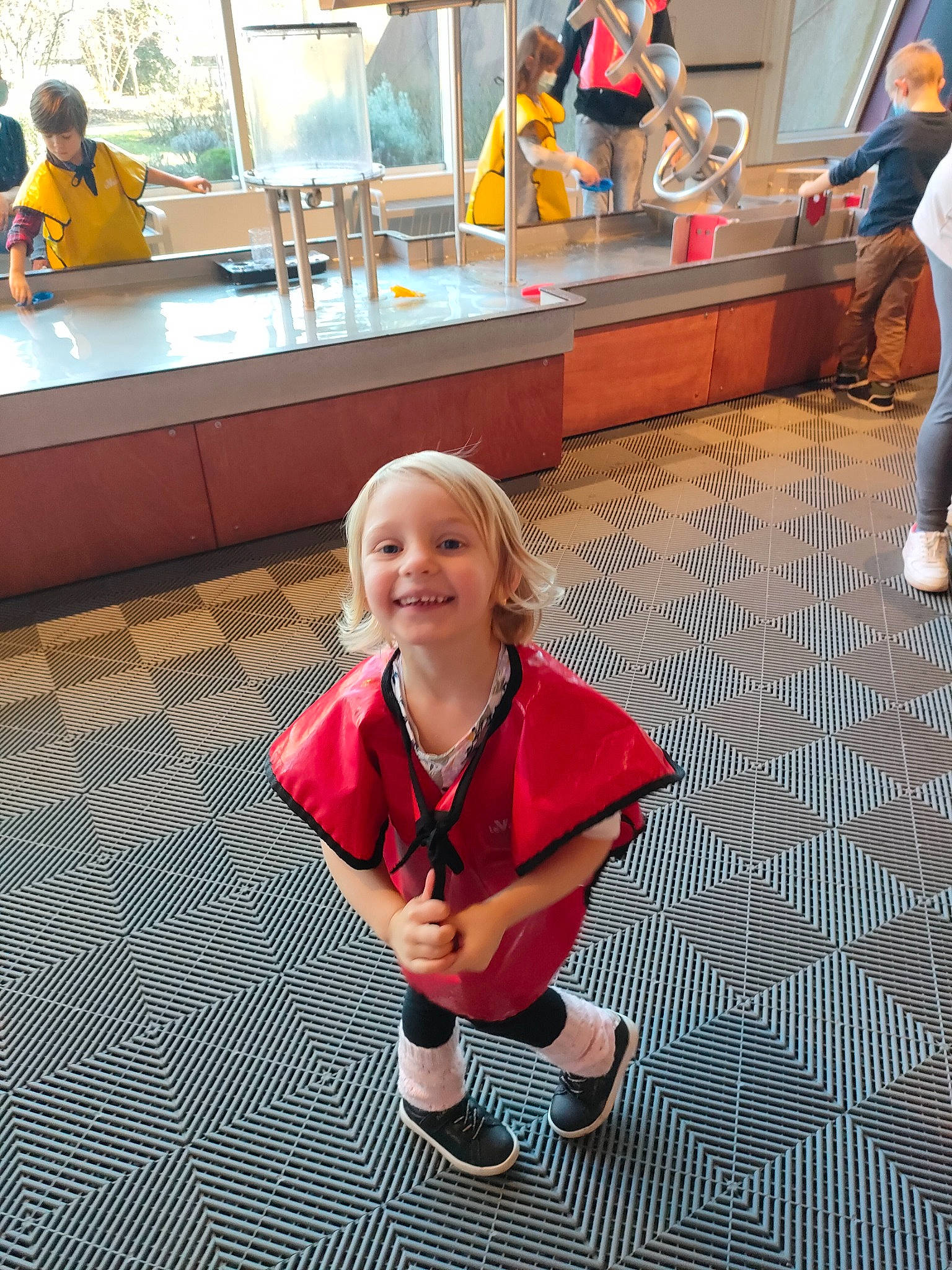 Onolia participe au concours pour gagner de l'argent avec cette photo : arm, cabinetry, clothing, countertop, floor, flooring, human_body, joint, joy, kitchen, leg, leisure, line, person, shoe, shorts, smile, t_shirt, table, tap