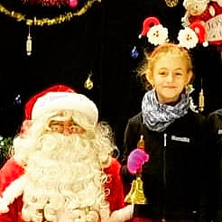 Massilia a rejoint le concours — aidez-le/la à gagner de superbes lots ! beard, christmas_decoration, christmas_eve, christmas_ornament, costume_hat, event, facial_hair, fashion_accessory, fictional_character, fun, fur, happy, hat, headgear, holiday, jewellery, joy, lap, person, santa_claus