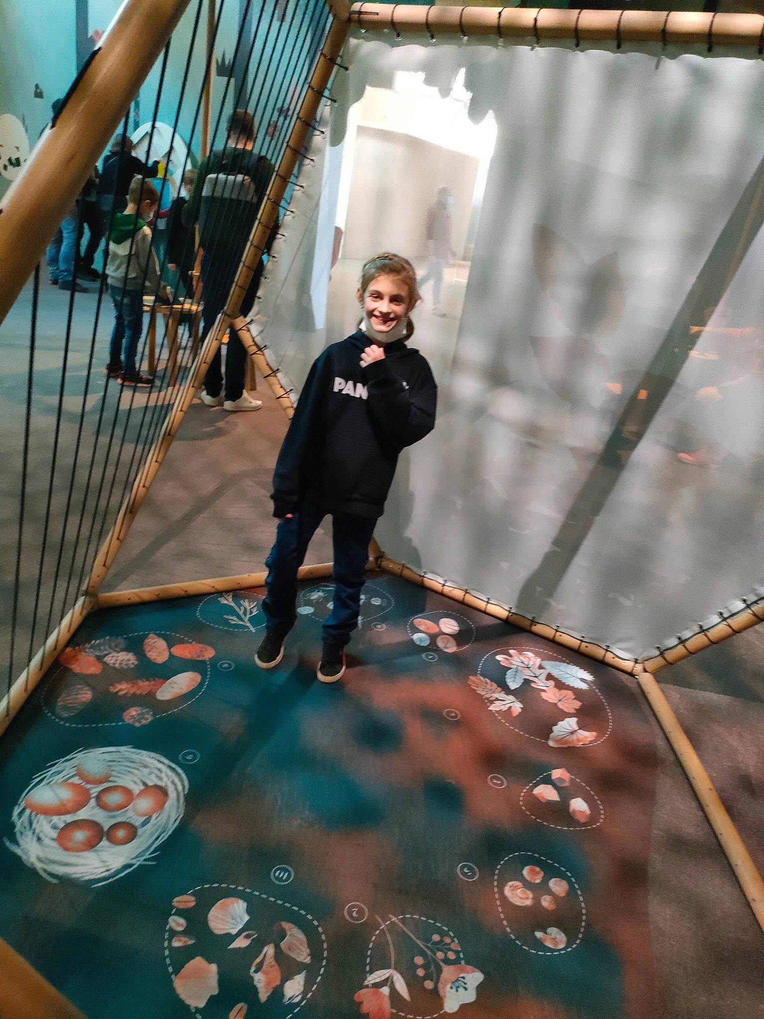 Massilia participe au concours pour gagner de l'argent avec cette photo : blue, carpet, circle, electric_blue, event, flooring, fun, joy, leisure, metal, pattern, person, recreation, rope, smile, symmetry, tourist_attraction, visual_arts
