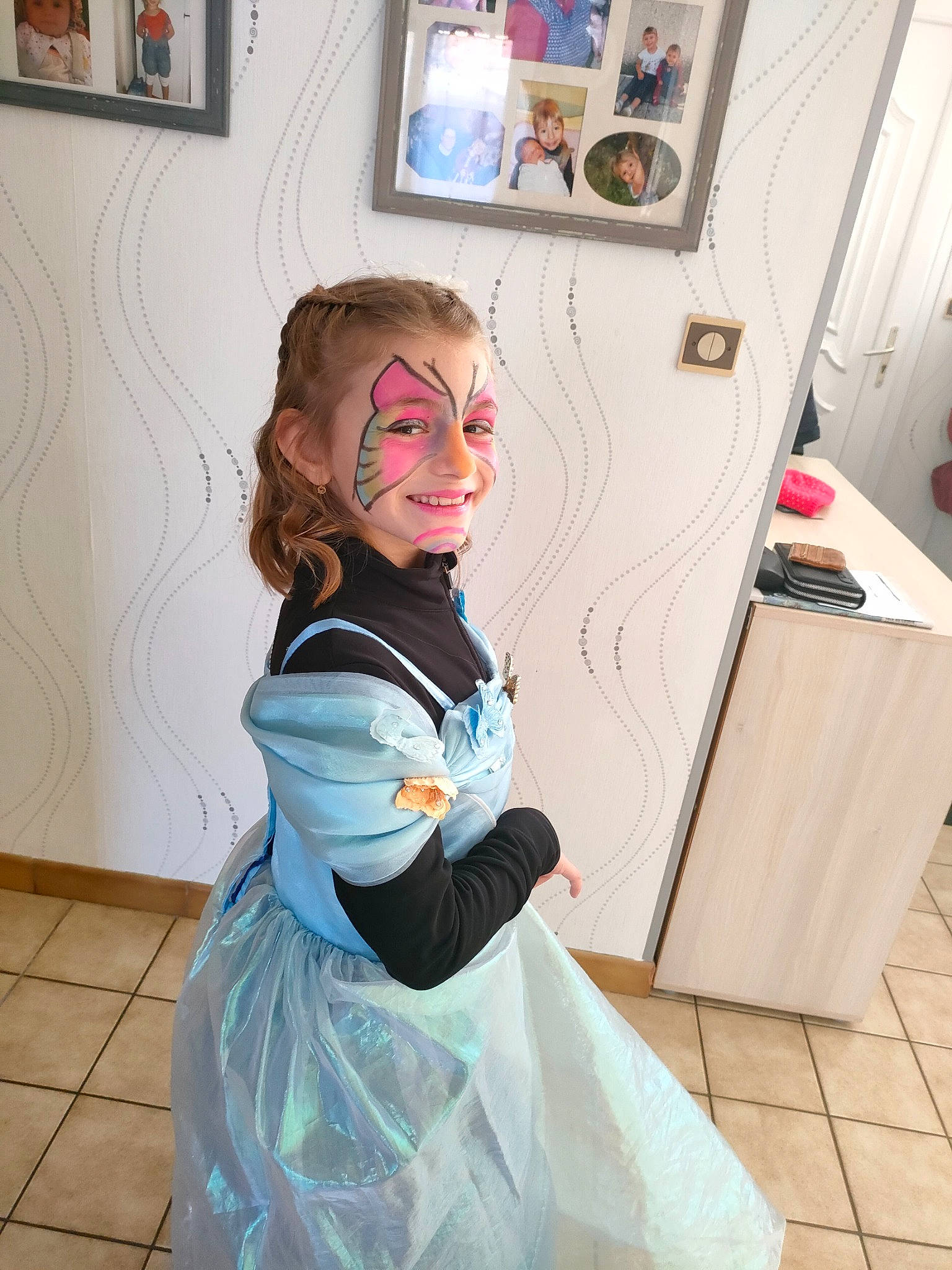 Massilia a rejoint le concours — aidez-le/la à gagner de superbes lots ! art, costume, costume_design, event, fashion_design, flooring, formal_wear, fun, glove, gown, hair_coloring, happy, hime_cut, housekeeper, joy, person, picture_frame, room, sitting, smile