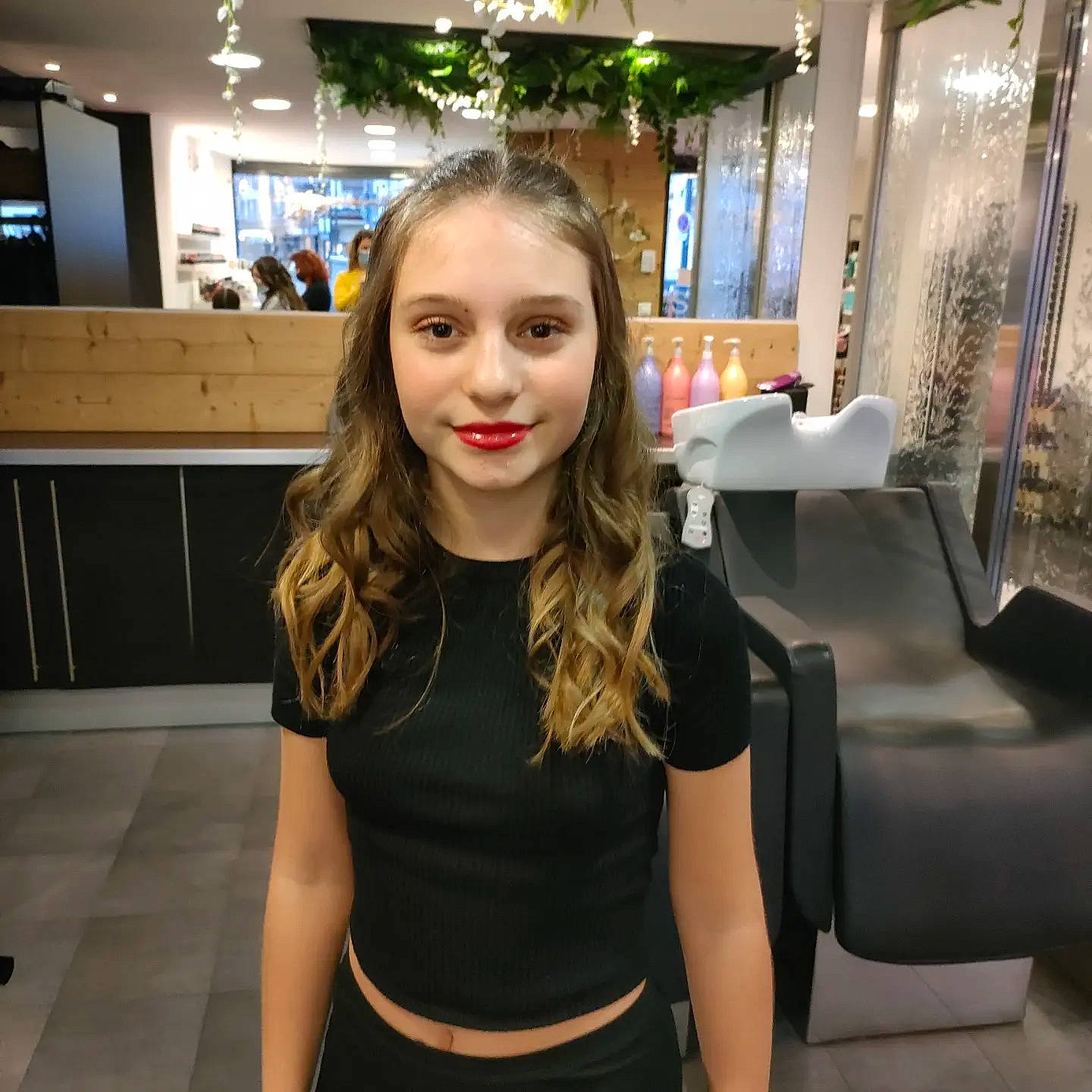 Honorine participe au concours pour gagner de l'argent avec cette photo : automotive_design, blond, brown_hair, chair, chest, event, eyewear, fashion, fashion_design, flooring, fun, happy, human_leg, joint, joy, layered_hair, leisure, long_hair, person, shoulder