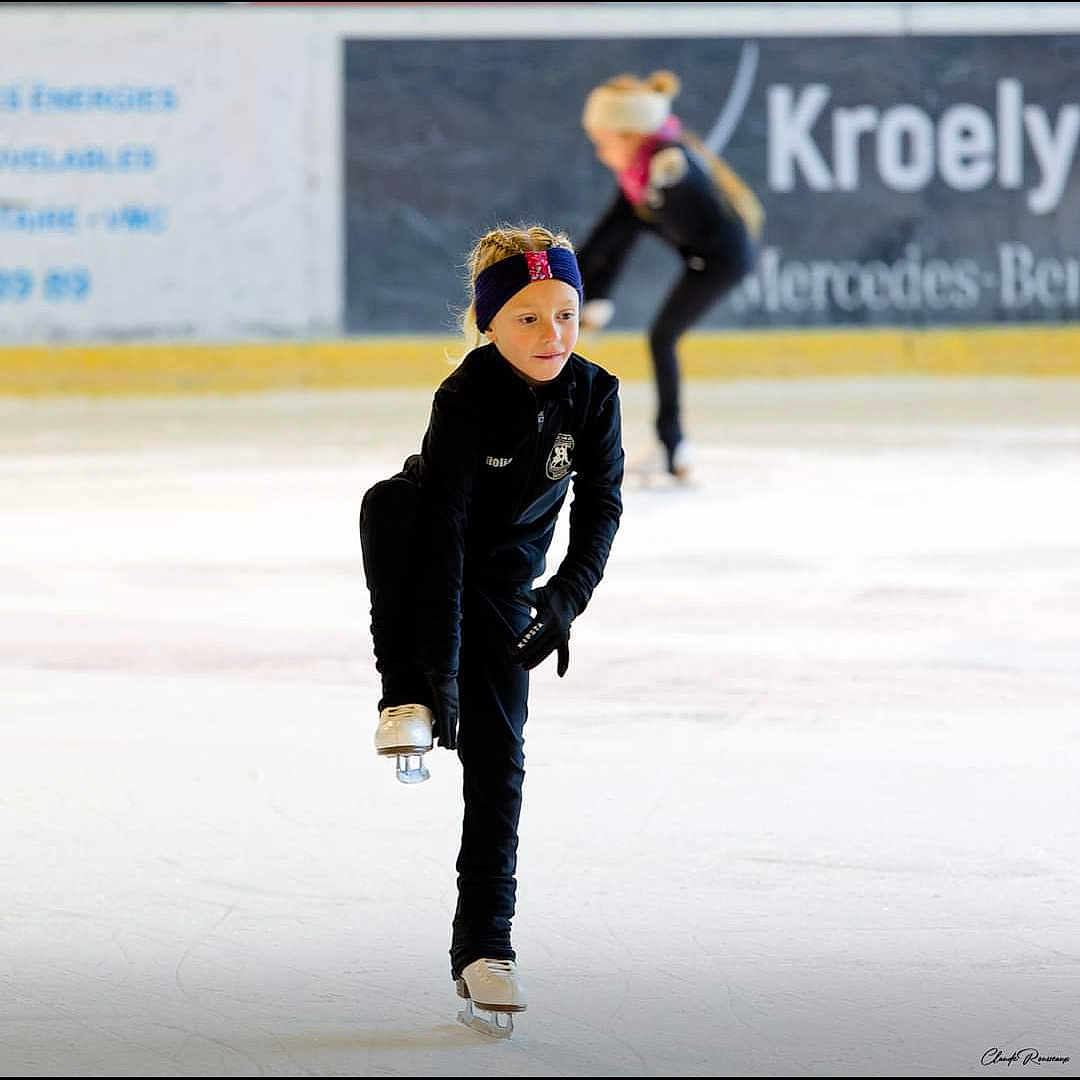 Onolia participe au concours pour gagner de l'argent avec cette photo : adult, boy, child, clothing, coat, face, female, figureskating, head, iceskating, iceskatingdancing, male, performer, person, rink, skating, sport, woman