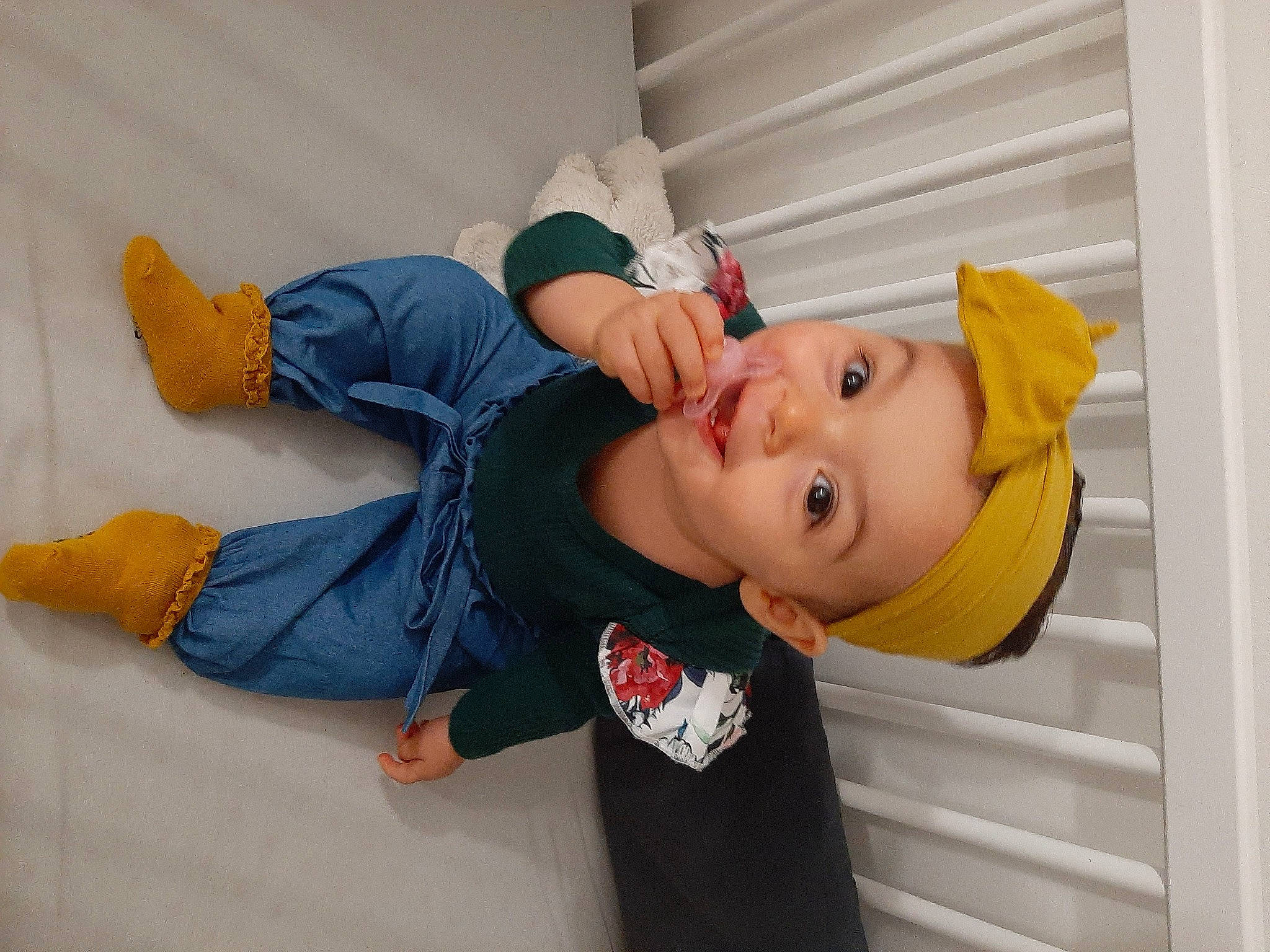 Elisa participe au concours pour gagner de l'argent avec cette photo : baby, baby_toddler_clothing, child, comfort, denim, elbow, flooring, fun, happy, hat, linens, person, room, sitting, sleeve, smile, sock, t_shirt, toddler, vacation