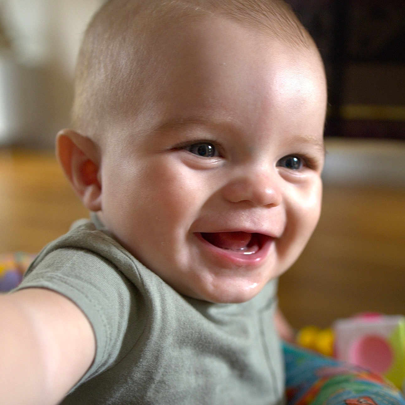 Néoh a rejoint le concours — aidez-le/la à gagner de superbes lots ! baby, background, child, clothing, cute, expression, eyes, face, hand, happy, head, indoor, infant, mouth, person, portrait, skin, smiling, toddler, toy