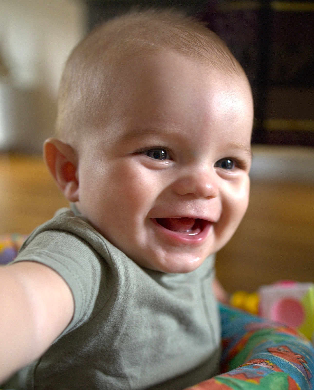 Néoh a rejoint le concours — aidez-le/la à gagner de superbes lots ! baby, smiling, child, face, happy, infant, portrait, cute, indoor, person, clothing, toddler, expression, skin, head, eyes, mouth, hand, toy, background