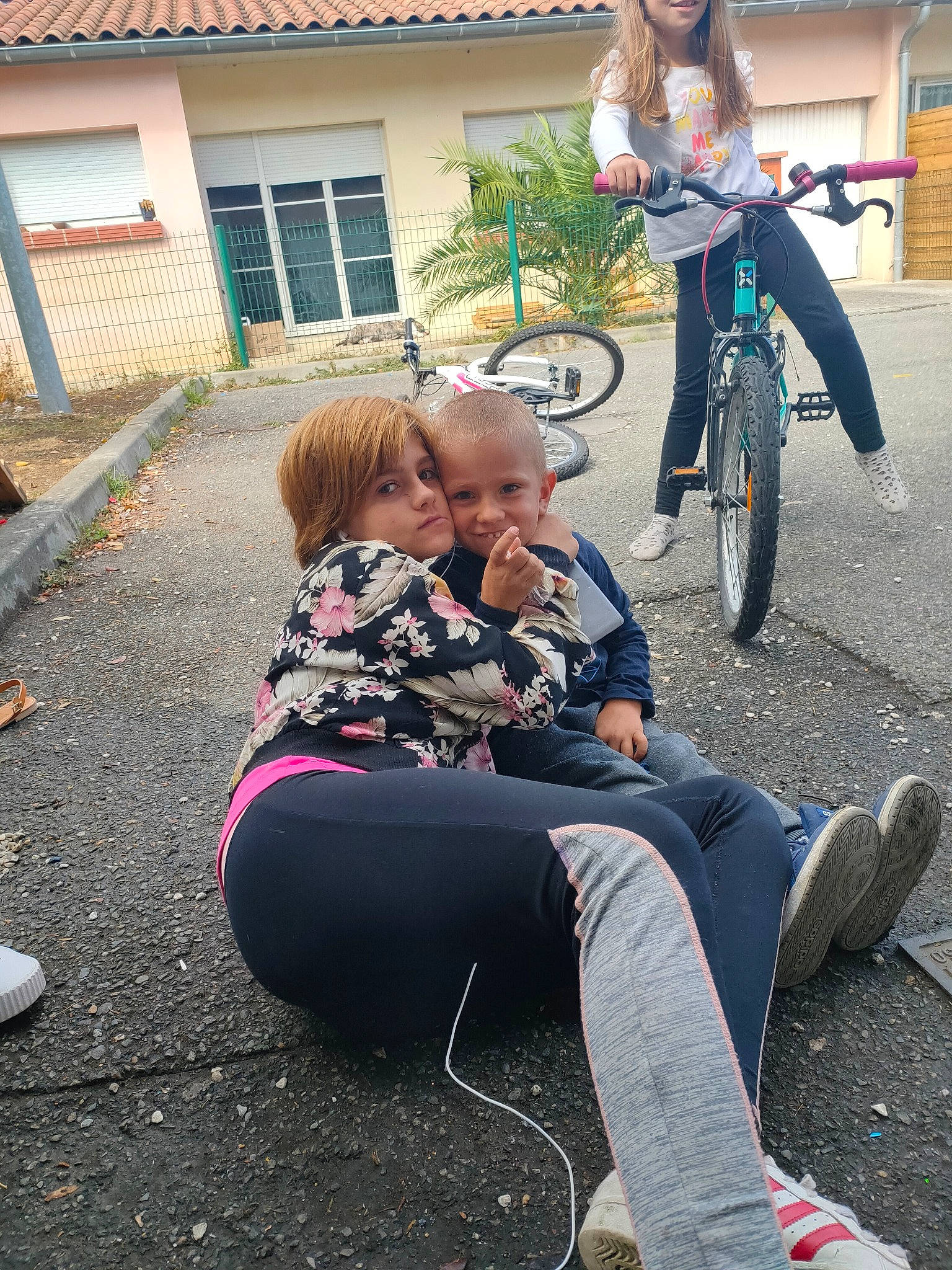 Racheel a rejoint le concours — aidez-le/la à gagner de superbes lots ! bicycle, bicycle_accessory, bicycle_wheel, child, cycling, jeans, joy, leisure, person, plant, recreation, sitting, snapshot, sports_equipment, street, vacation, vehicle