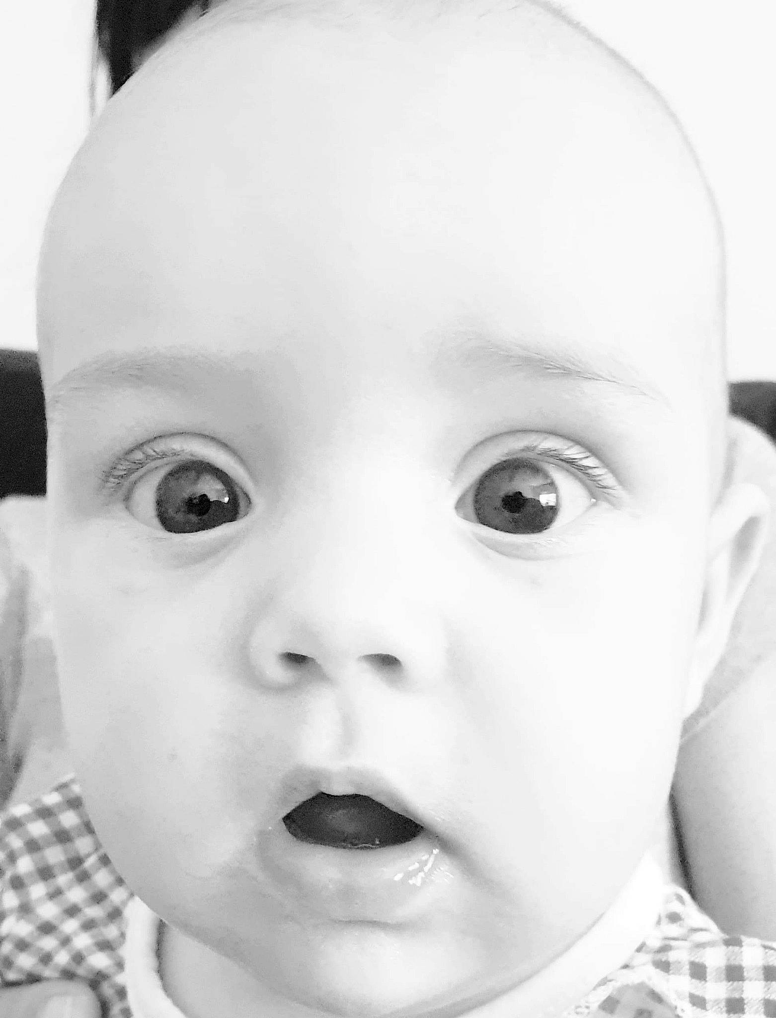 Lyana participe au concours pour gagner de l'argent avec cette photo : baby, black_and_white, cheek, child, chin, close_up, ear, eye, eyebrow, face, facial_expression, forehead, head, lip, mouth, nose, organ, person, skin, surprise