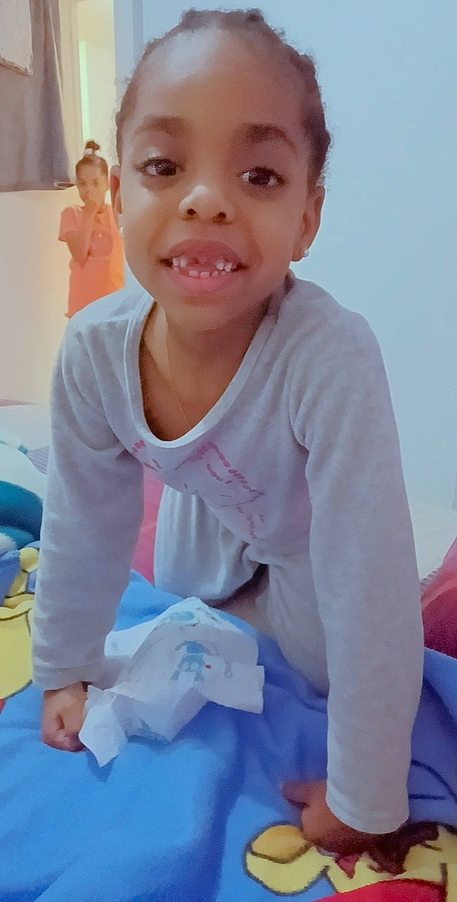 Thays participe au concours pour gagner de l'argent avec cette photo : baby, baby_toddler_clothing, blue, cheek, child, elbow, eyebrow, face, finger, fun, gesture, happy, joy, lip, mouth, nose, person, skin, sleeve, smile