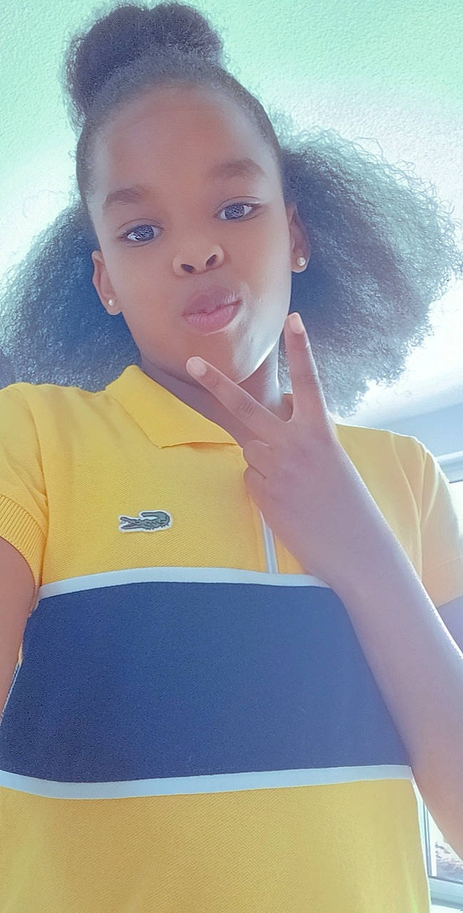 Naelys a rejoint le concours — aidez-le/la à gagner de superbes lots ! arm, cool, eye, eyebrow, eyelash, face, gesture, hair, hairstyle, happy, head, jersey, joint, leisure, neck, person, shoulder, sleeve, sports_uniform, sportswear