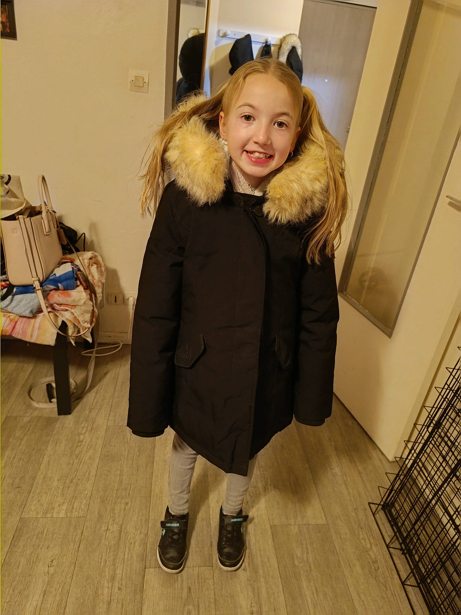 Océane a rejoint le concours — aidez-le/la à gagner de superbes lots ! bag, blond, boot, child, fashion_design, floor, flooring, fun, fur, fur_clothing, happy, hardwood, joy, knee, luggage_and_bags, person, shoe, smile, sneakers, standing