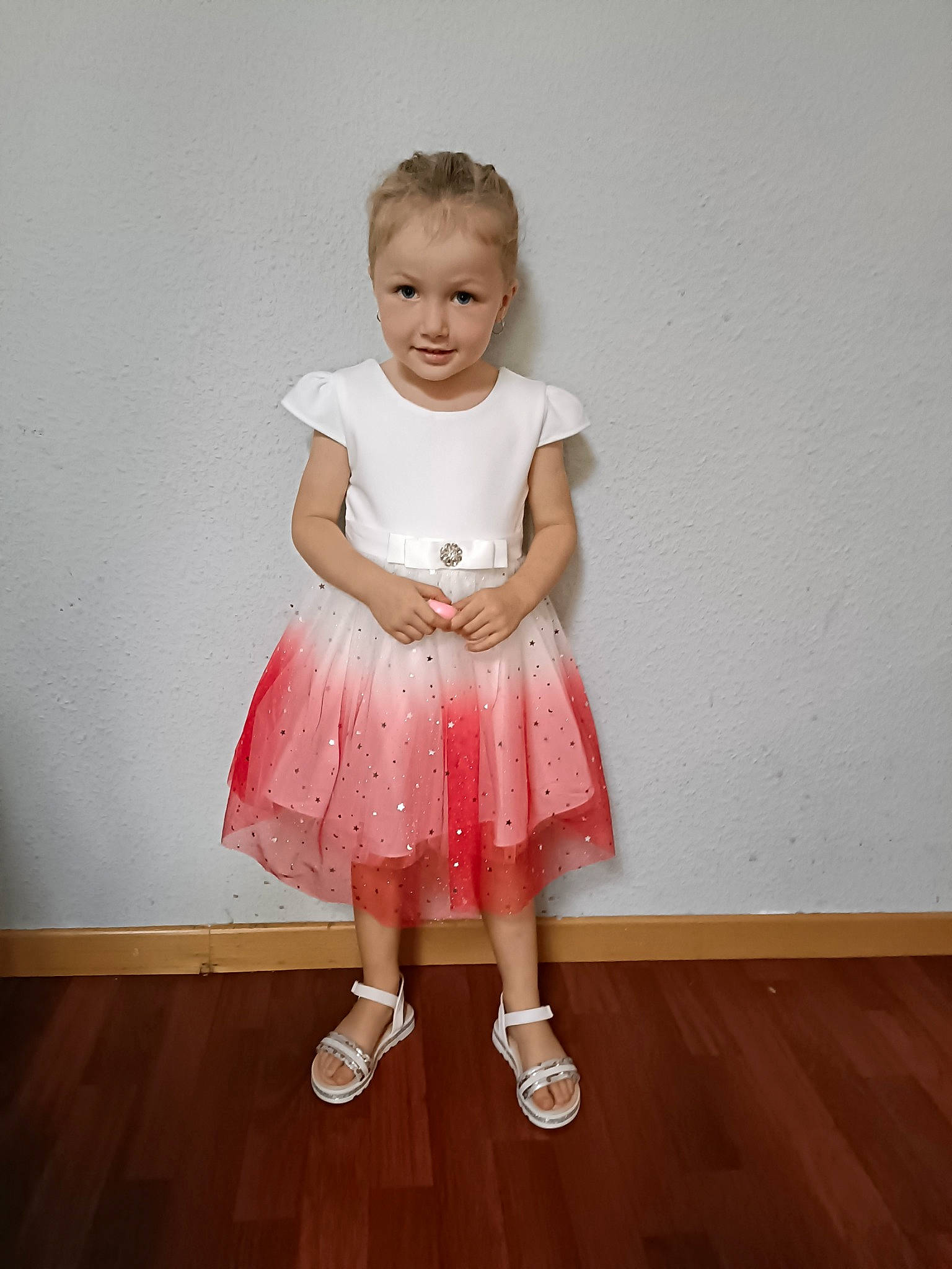 Lya participe au concours pour gagner de l'argent avec cette photo : baby_toddler_clothing, day_dress, dress, embellishment, event, fashion_design, floor, flooring, happy, hardwood, human_leg, knee, magenta, one_piece_garment, pattern, peach, person, sleeve, sock, toddler