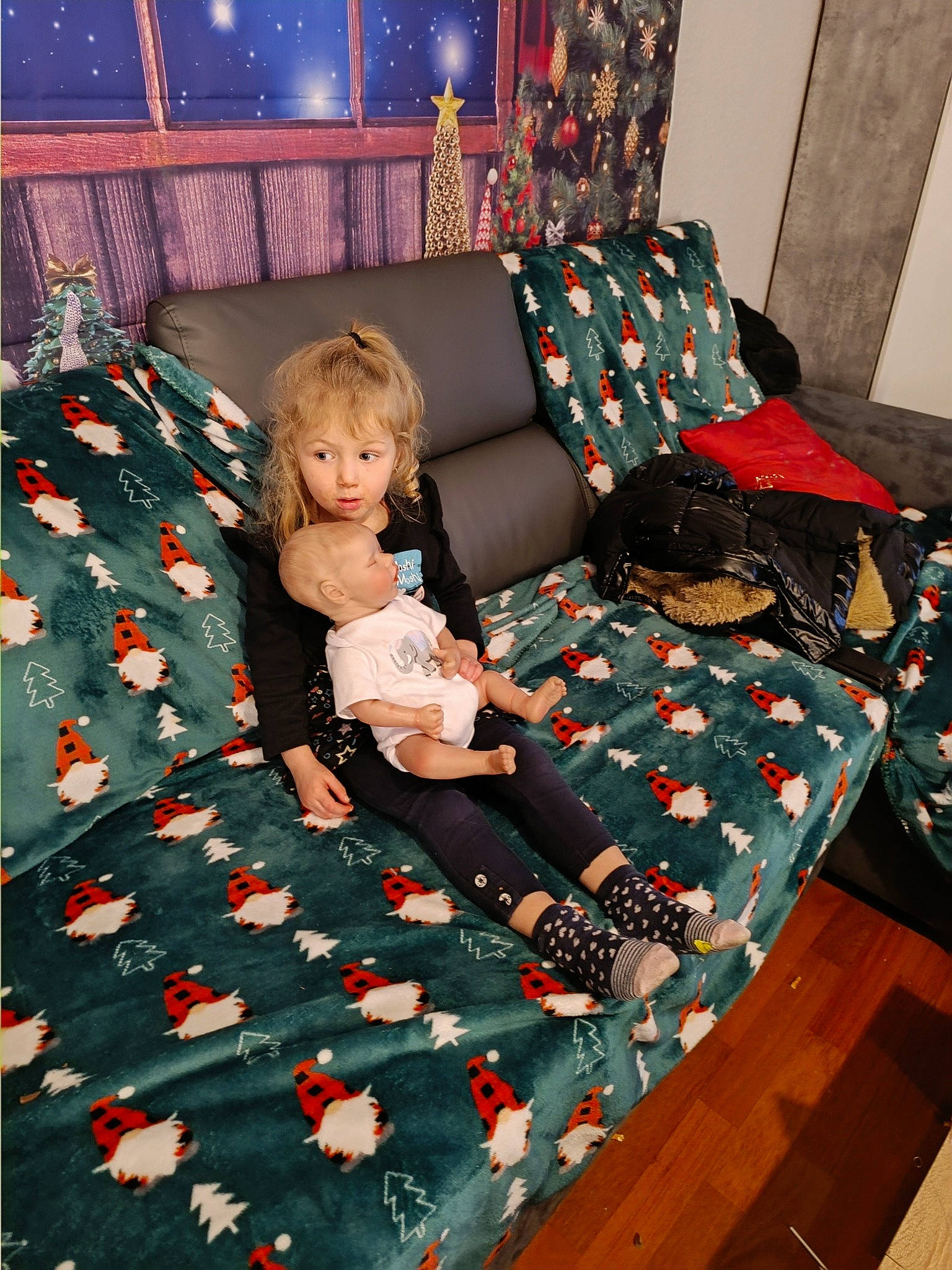 Lya participe au concours pour gagner de l'argent avec cette photo : baby_toddler_clothing, bed, bed_frame, bed_sheet, bedding, bedroom, child, comfort, couch, curtain, floor, flooring, furniture, interior_design, lap, linens, pattern, person, toddler, toy