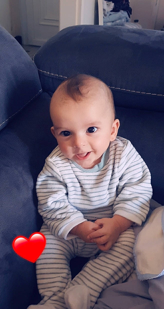 Djulyan a rejoint le concours — aidez-le/la à gagner de superbes lots ! arm, baby, baby_products, cheek, child, eye, face, finger, head, nose, person, play, product, sitting, skin, smile, toddler