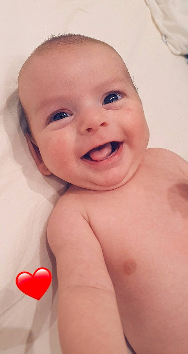 Djulyan participe au concours pour gagner de l'argent avec cette photo : baby, cheek, child, chin, close_up, eye, eyebrow, face, facial_expression, fun, head, joy, laugh, lip, mouth, nose, organ, person, pink, skin