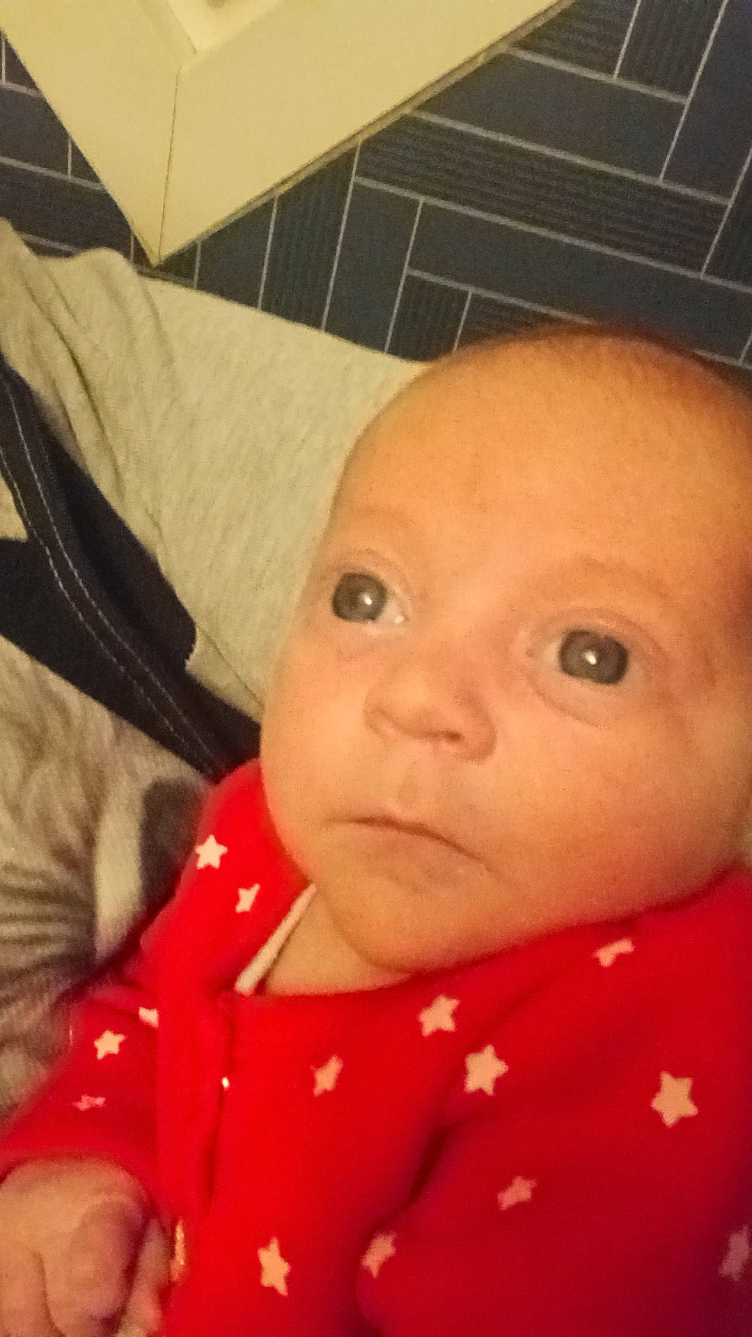 Zelia participe au concours pour gagner de l'argent avec cette photo : baby, baby_safety, baby_toddler_clothing, carmine, cheek, child, comfort, eye, eyelash, happy, head, iris, linens, lip, nose, person, selfie, skin, sleeve, textile