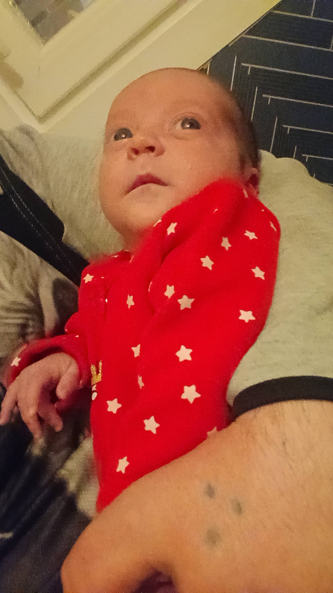 Zelia a rejoint le concours — aidez-le/la à gagner de superbes lots ! baby, baby_toddler_clothing, cheek, chest, comfort, elbow, finger, gesture, hand, human_body, leg, lip, neck, nose, person, skin, sleeve, thigh, thumb, toddler