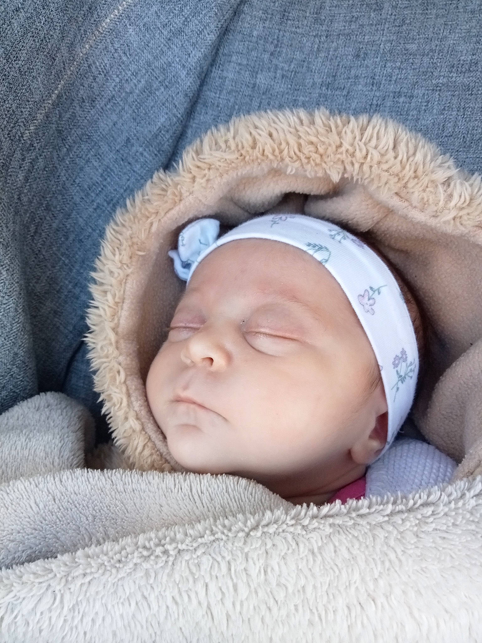 Zelia a rejoint le concours — aidez-le/la à gagner de superbes lots ! baby, baby_products, baby_sleeping, baby_toddler_clothing, bedtime, cap, cheek, child, close_up, comfort, eye, face, head, headgear, headwear, knit_cap, linens, nap, person, skin