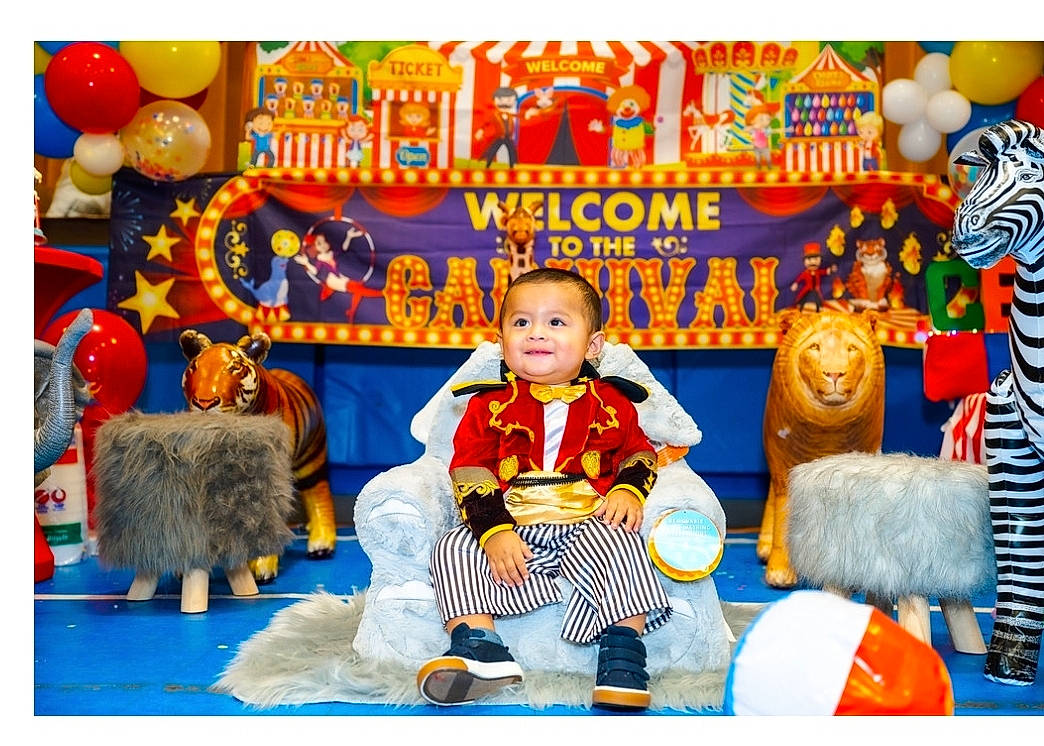 Cesar is registered to the contest to win money with this photo: art, birthday, cake_decorating_supply, collage, event, fictional_character, font, fun, happy, icing, joy, orange, party_supply, person, recreation, room, smile, stuffed_toy, sweetness, teddy_bear