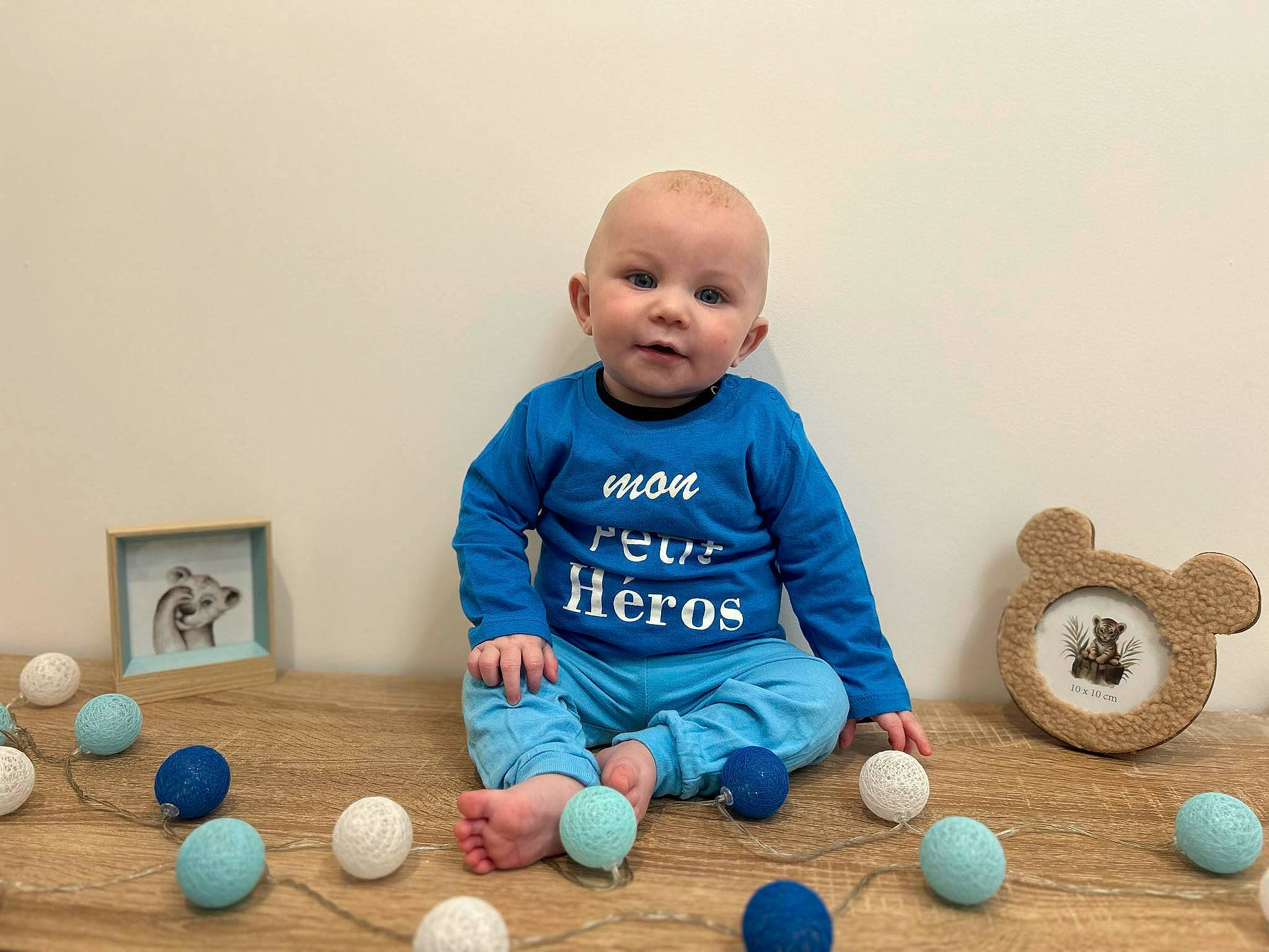 Scott participe au concours pour gagner de l'argent avec cette photo : azure, baby, baby_playing_with_toys, baby_toddler_clothing, beauty, child, comfort, electric_blue, floor, flooring, happy, people, person, play, product, sleeve, t_shirt, table, textile, toddler