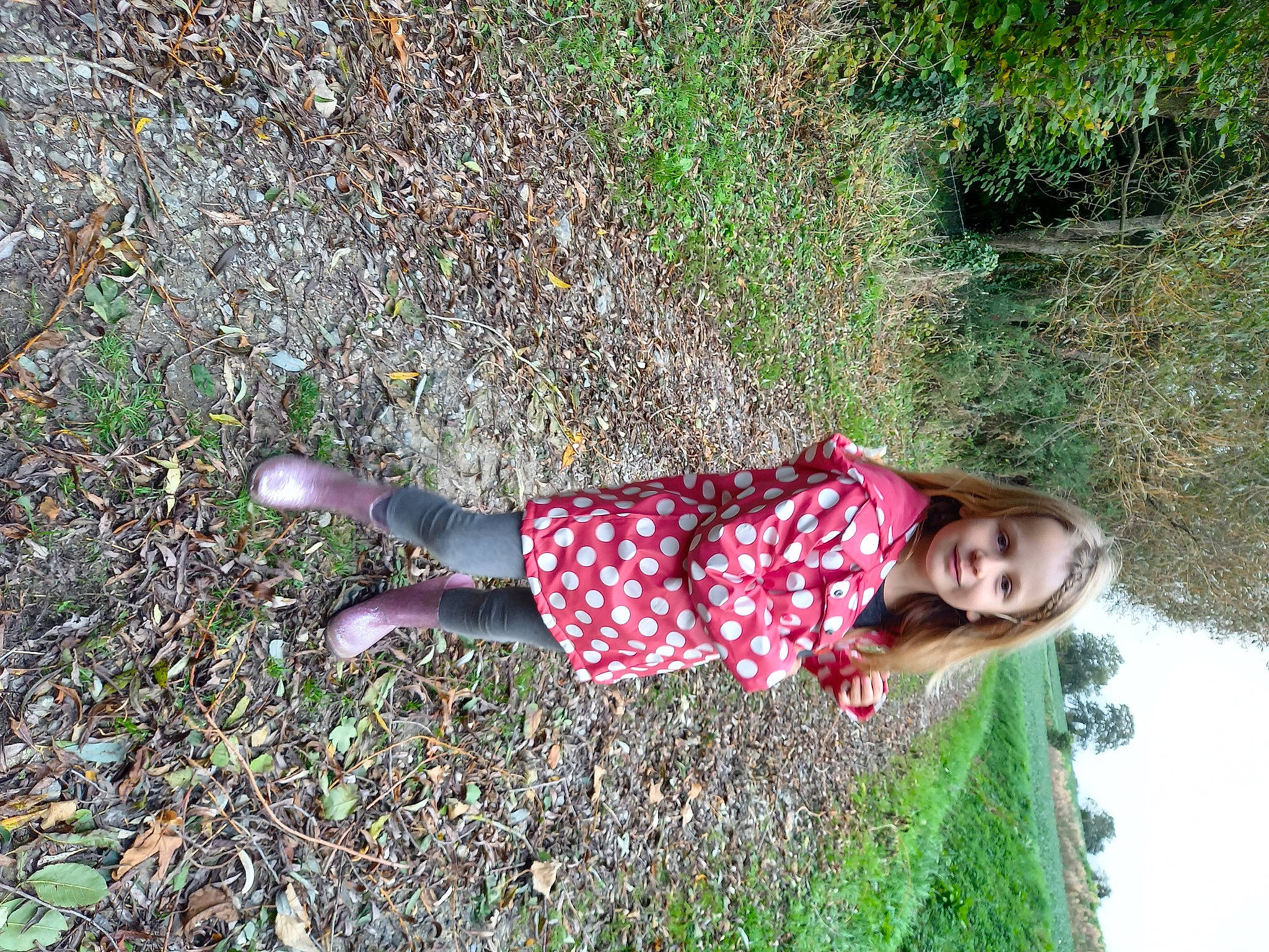 Paula a rejoint le concours — aidez-le/la à gagner de superbes lots ! asphalt, flower, fun, grass, grass_family, groundcover, happy, human_leg, joy, landscape, leaf, leisure, pattern, people_in_nature, person, plant, road_surface, shrub, smile, thigh