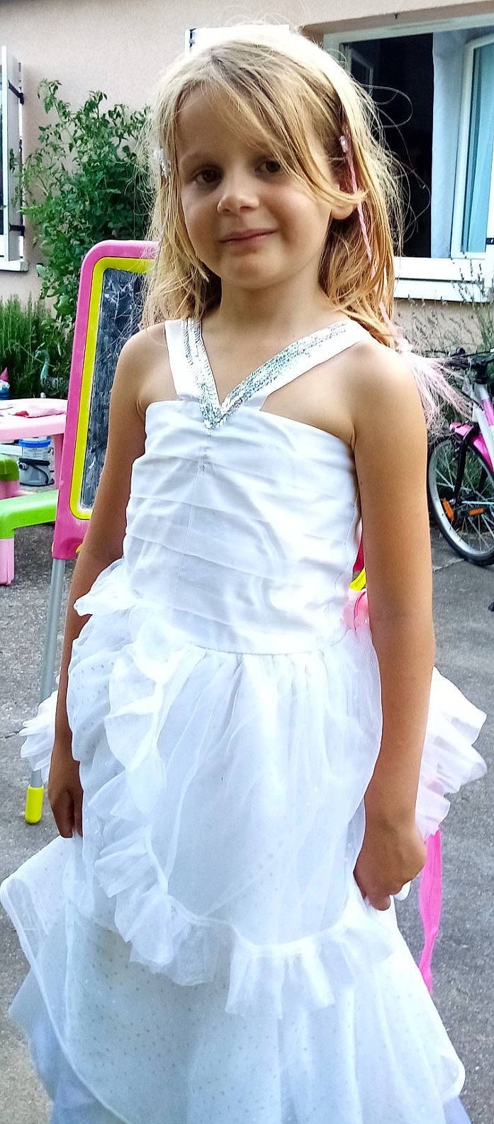 Paula a rejoint le concours — aidez-le/la à gagner de superbes lots ! bicycle_wheel, bridal_clothing, bridal_party_dress, day_dress, dress, formal_wear, gown, happy, jewellery, joy, long_hair, person, pink, shoulder, street_fashion, summer, tire, tree, trunk, waist