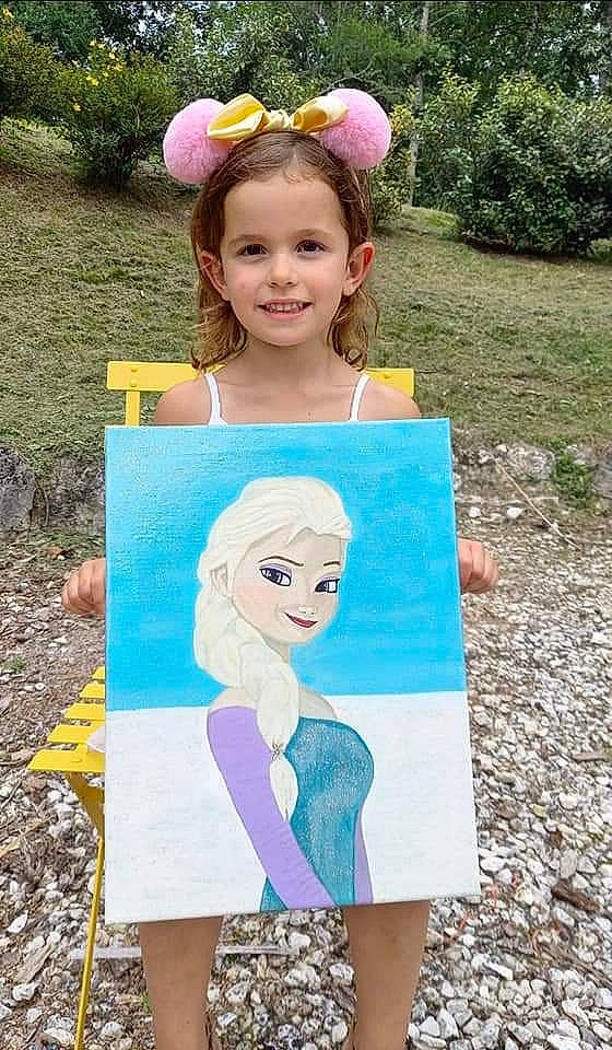 Eva participe au concours pour gagner de l'argent avec cette photo : art, eyewear, facial_expression, fun, grass, green, hair, hairstyle, happy, headgear, joy, people, person, photograph, pink, plant, smile, style, summer, t_shirt