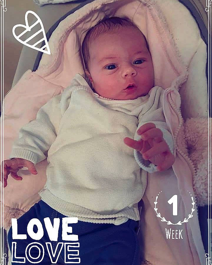 Louise a rejoint le concours — aidez-le/la à gagner de superbes lots ! baby, baby_products, baby_toddler_clothing, cheek, child, cool, eye, face, head, hoodie, iris, outerwear, person, photo_caption, pink, product, skin, sleeve, smile, toddler