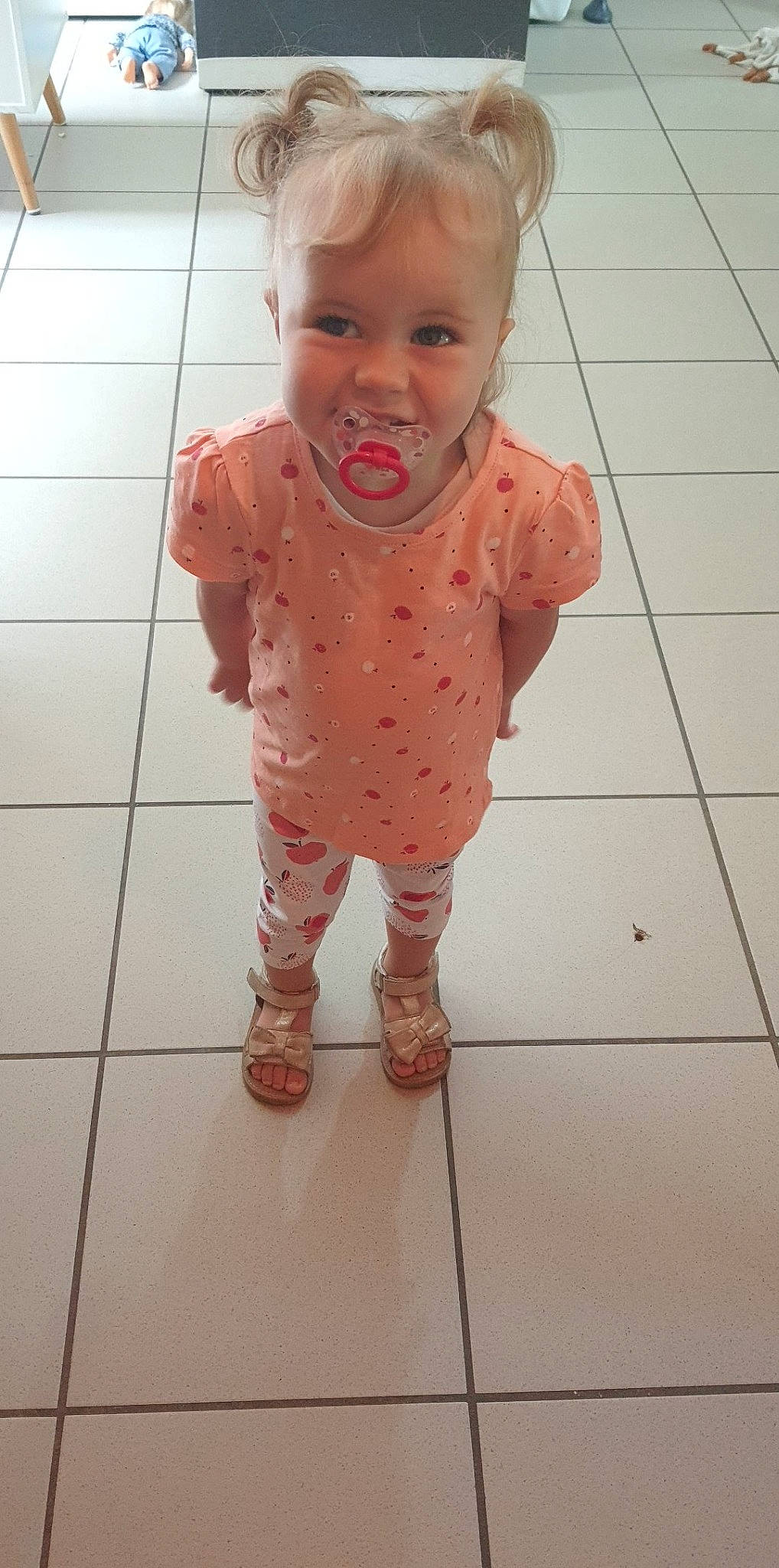Louise a rejoint le concours — aidez-le/la à gagner de superbes lots ! baby, baby_toddler_clothing, cheek, eye, face, floor, flooring, foot, hair, happy, head, human_body, human_leg, leg, lip, nose, pattern, person, skin, sleeve