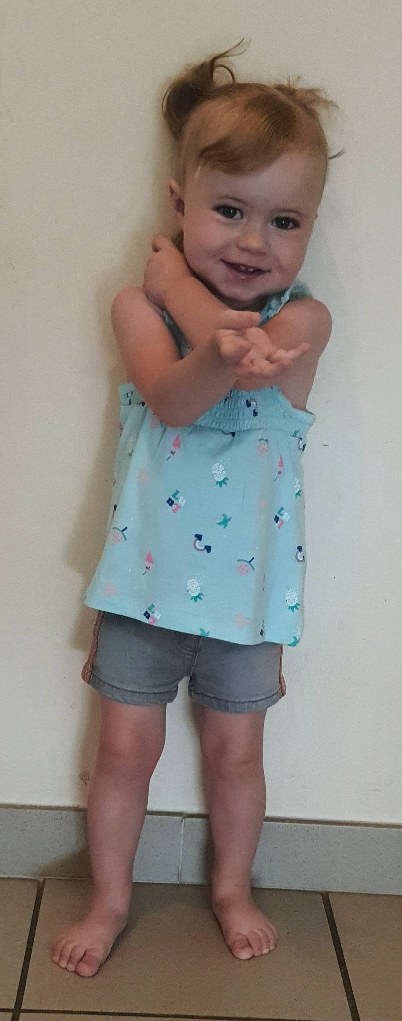 Louise a rejoint le concours — aidez-le/la à gagner de superbes lots ! arm, azure, baby_toddler_clothing, clothing, collar, elbow, finger, gesture, joy, leg, neck, outerwear, person, pink, shorts, skin, sleeve, smile, standing, t_shirt