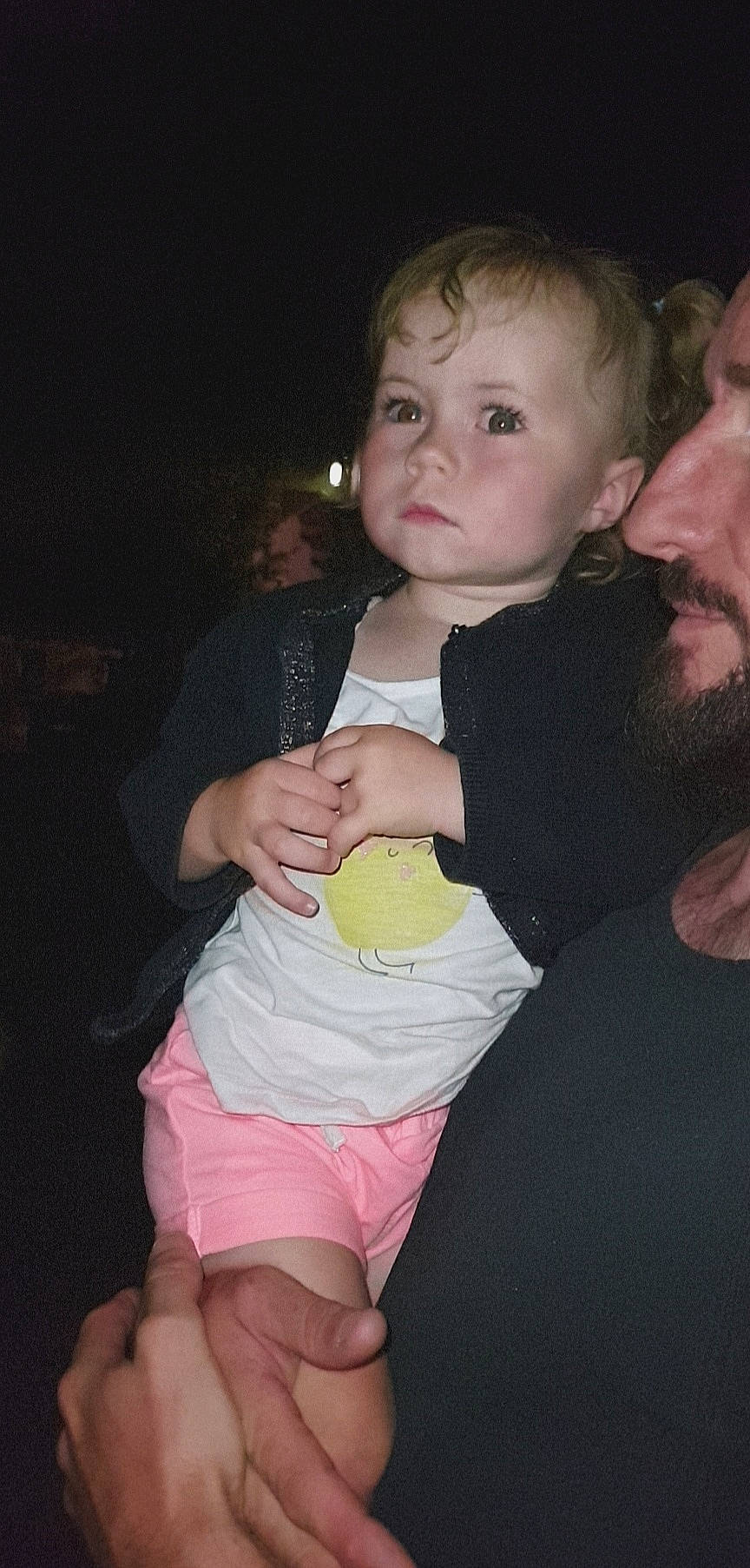 Louise a rejoint le concours — aidez-le/la à gagner de superbes lots ! beard, cheek, eye, face, finger, flash_photography, gesture, hand, happy, head, iris, joint, leg, mouth, person, shoulder, skin, t_shirt, thumb, toddler