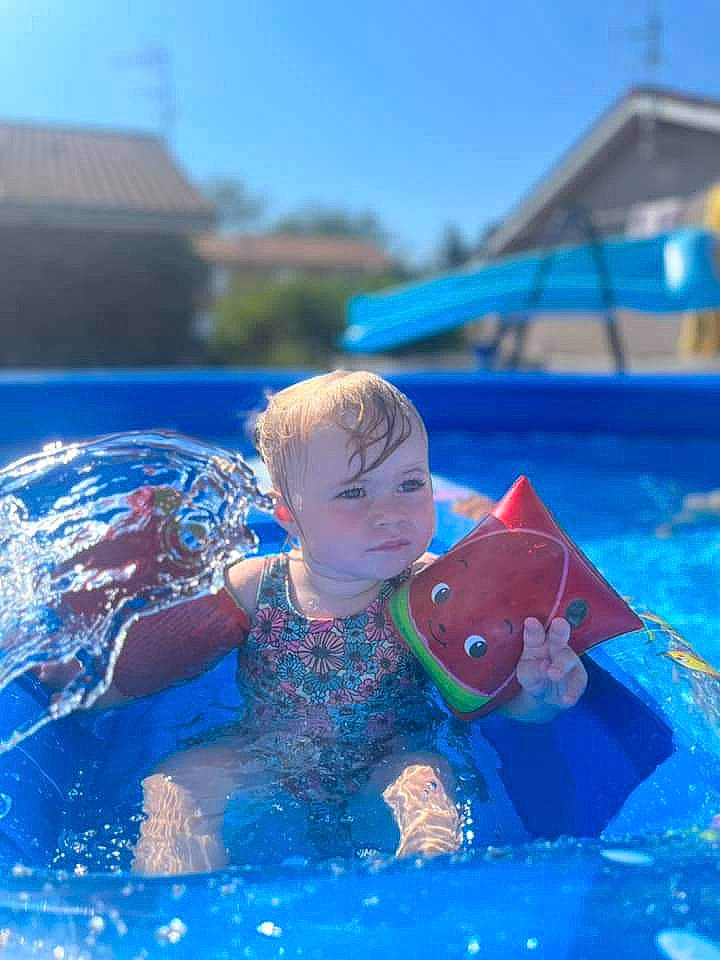 Louise a rejoint le concours — aidez-le/la à gagner de superbes lots ! aqua, azure, baby, bathing, blue, child, electric_blue, fun, happy, head, leisure, leisure_centre, person, personal_protective_equipment, play, recreation, sky, swimming_pool, toddler, vacation