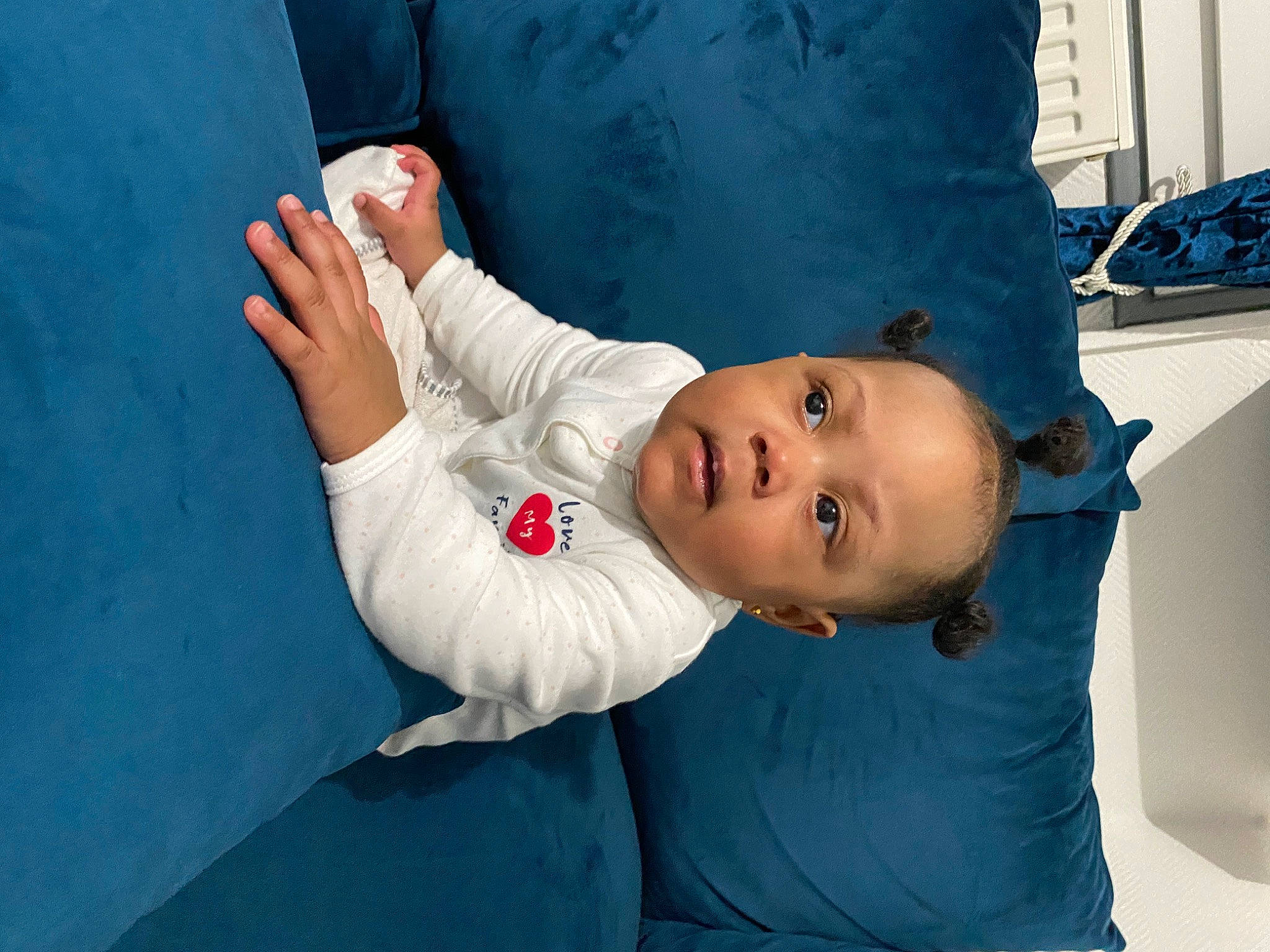 Reïna participe au concours pour gagner de l'argent avec cette photo : azure, baby, baby_toddler_clothing, blue, child, comfort, elbow, eye, finger, flash_photography, gesture, happy, human_body, joint, leisure, mouth, nose, person, skin, sleeve