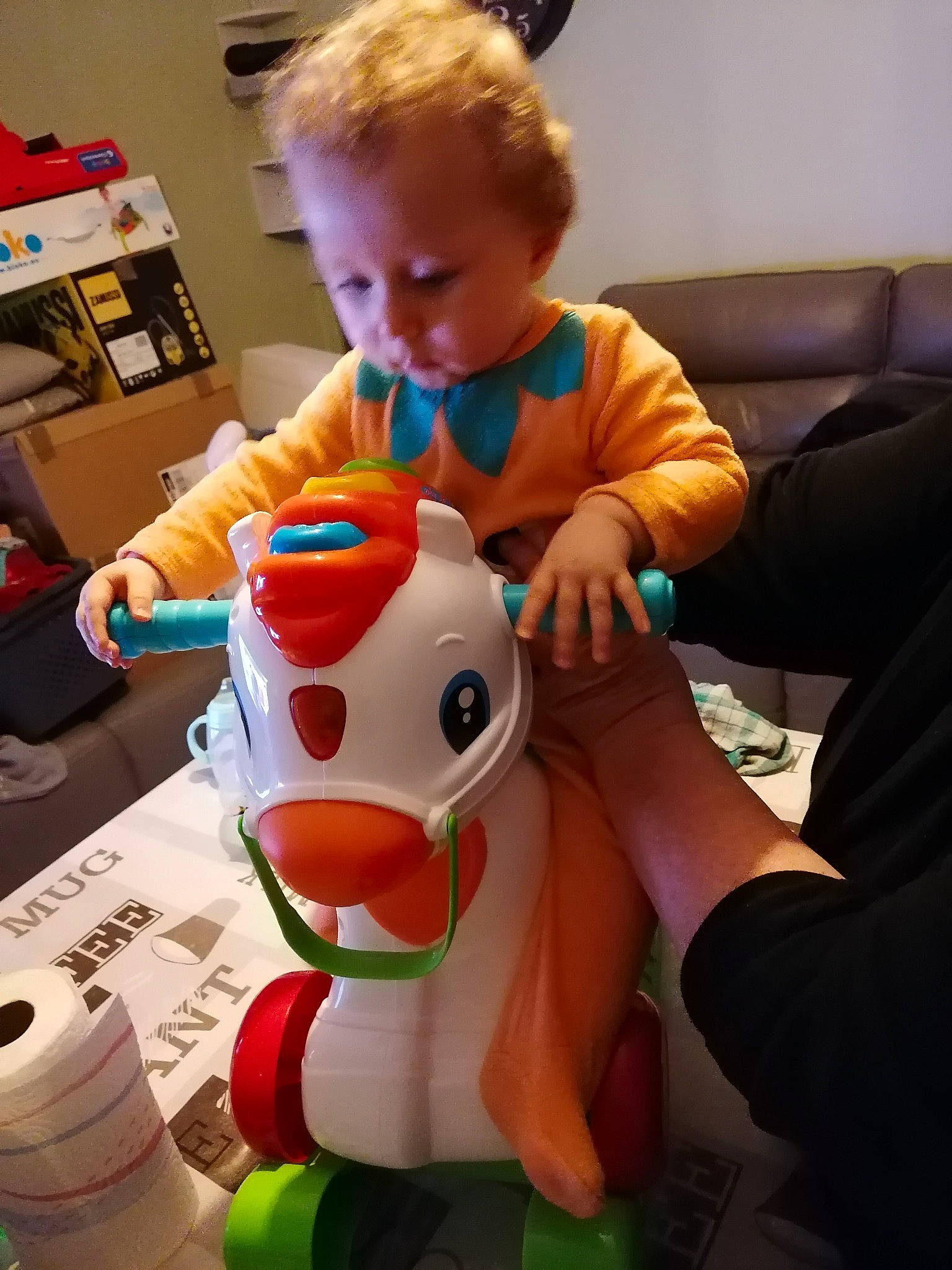 Timéo participe au concours pour gagner de l'argent avec cette photo : animation, baby, baby_products, baby_toys, child, eyewear, flooring, fun, gadget, head, lap, person, plastic, play, plush, room, sitting, stuffed_toy, t_shirt, toddler