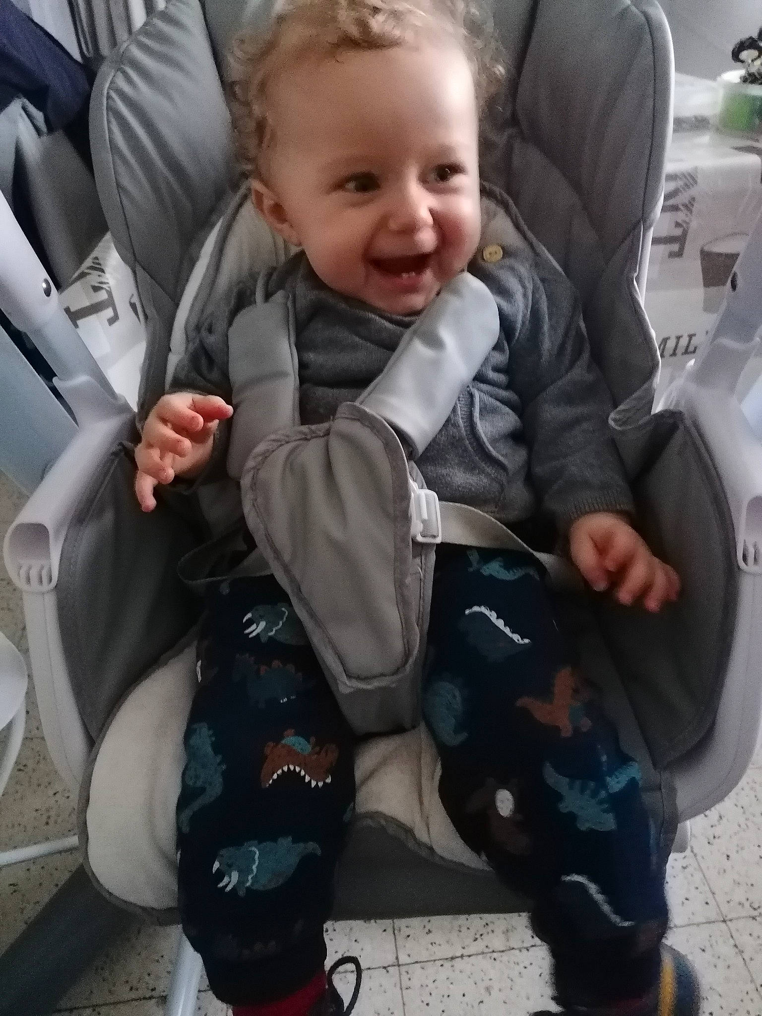 Timéo a rejoint le concours — aidez-le/la à gagner de superbes lots ! auto_part, baby, baby_in_car_seat, baby_products, baby_toddler_clothing, car_seat, child, comfort, face, family_car, happy, lap, motor_vehicle, person, shoe, sitting, smile, thumb, toddler, travel