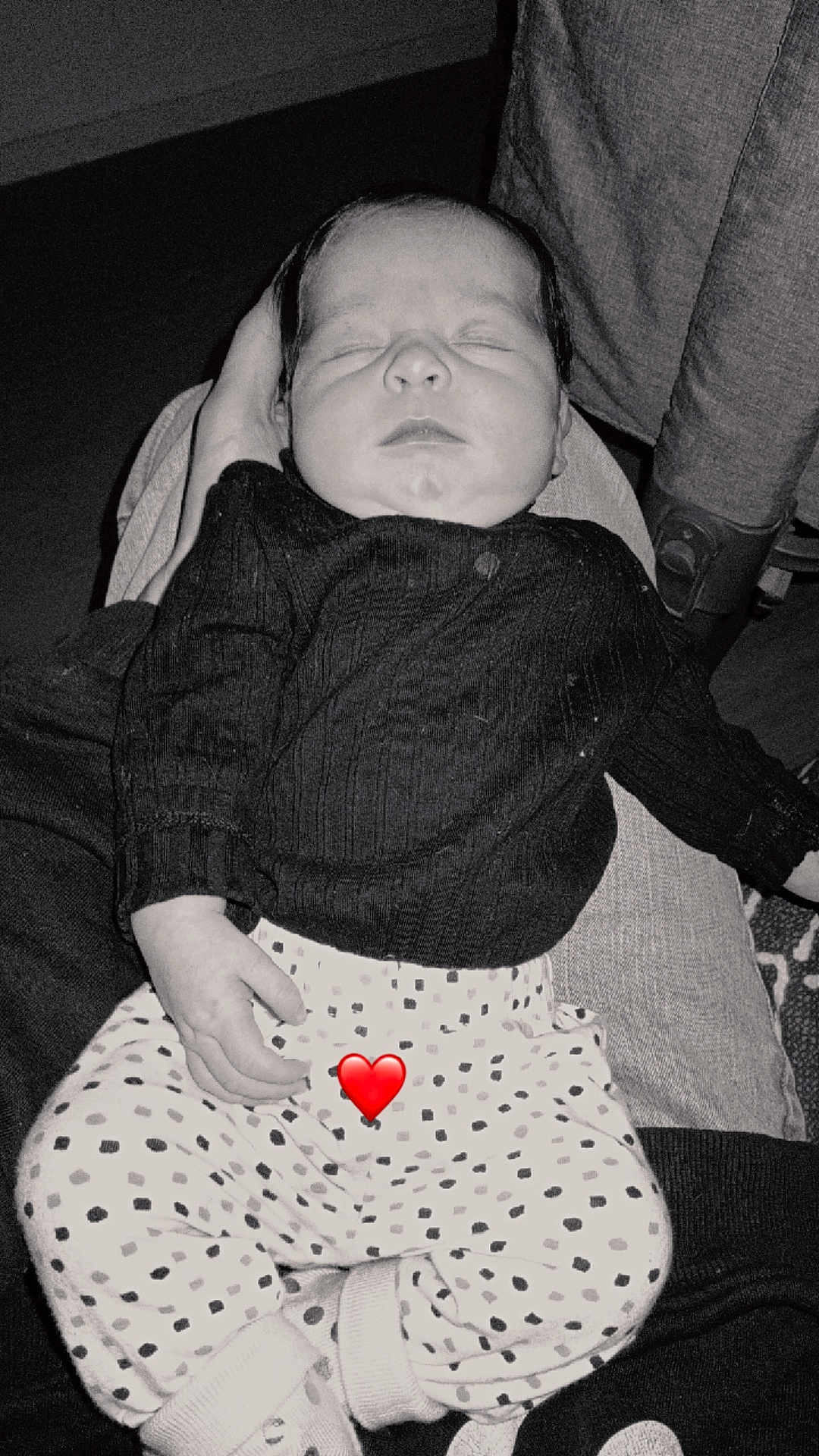 Zélya participe au concours pour gagner de l'argent avec cette photo : baby, sleeping, infant, black_sweater, polka_dot_pants, hand, lap, person, cozy, indoor, resting, cute, peaceful, monochrome, portrait, child, small_hands, soft_lighting, heart_emoji, clothing