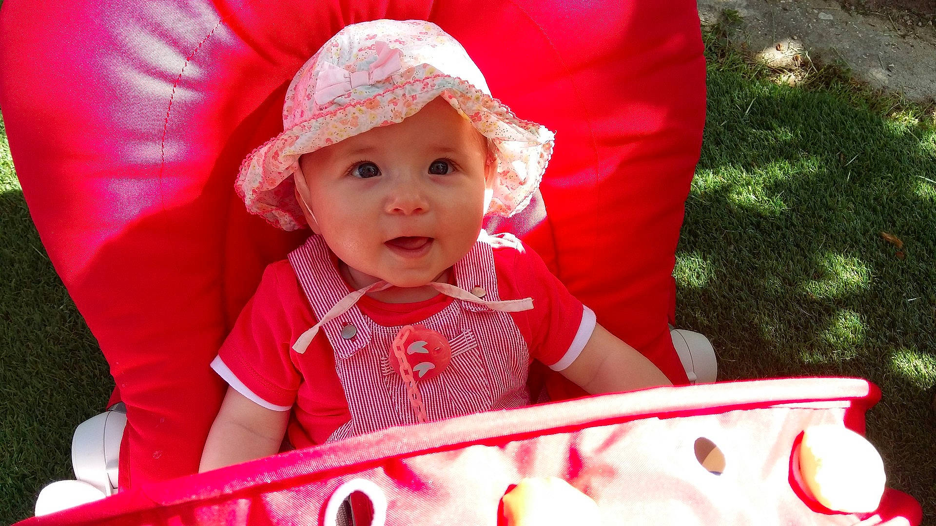 Lyanna a rejoint le concours — aidez-le/la à gagner de superbes lots ! child, christmas, day, event, headwear, infant, people, person, pink, play, red, toddler