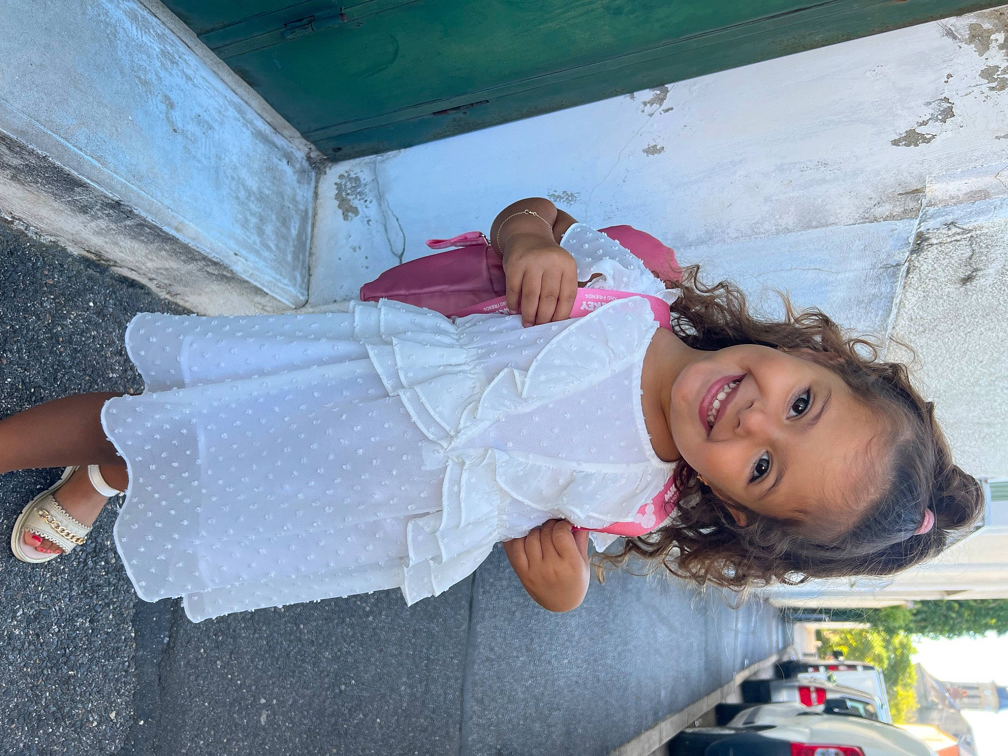 Eva participe au concours pour gagner de l'argent avec cette photo : child, foot, fun, human_leg, joy, knee, leisure, person, sidewalk, sitting, smile, street, thigh, toddler, travel, tree, vacation