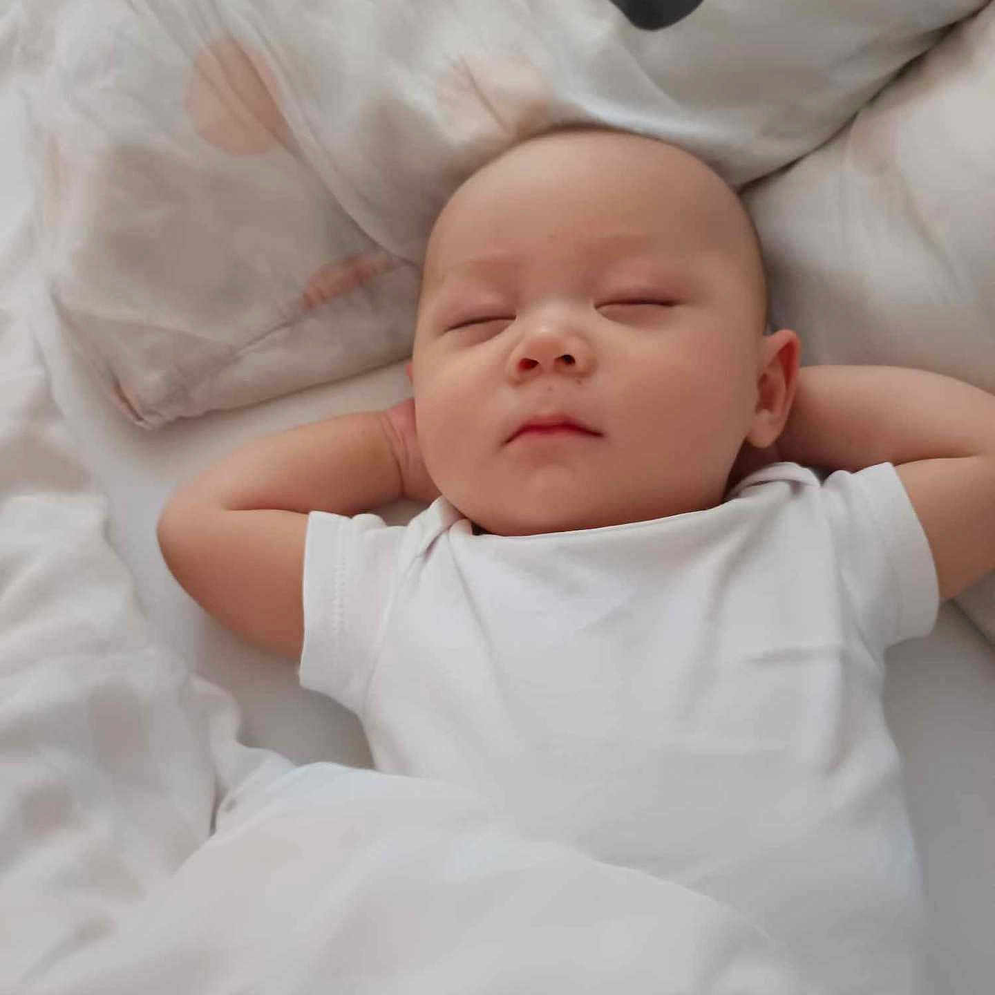 Warren participe au concours pour gagner de l'argent avec cette photo : baby, bed, blanket, crib, cushion, face, furniture, head, homedecor, infantbed, newborn, person, photography, portrait, sleeping