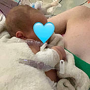 Jullian a rejoint le concours — aidez-le/la à gagner de superbes lots ! adult, arm, baby, blanket, care, closeup, green_clothing, healthcare, holding, hospital, indoor, infant, medical_care, medical_tubes, newborn, patient, person, resting, skin, soft_texture