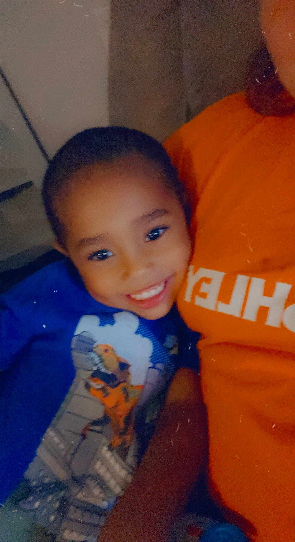 Xavier is registered to the contest to win money with this photo: chair, electric_blue, eye, finger, flooring, forehead, fun, happy, human_body, iris, joy, mouth, nose, orange, person, play, selfie, sitting, smile, t_shirt