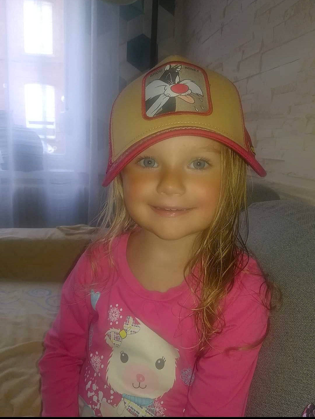 Séléna a rejoint le concours — aidez-le/la à gagner de superbes lots ! baby_toddler_clothing, baseball_cap, beanie, bonnet, cap, child, costume_hat, cricket_cap, fashion_accessory, fun, happy, headwear, helmet, joy, magenta, person, personal_protective_equipment, pink, sleeve, smile