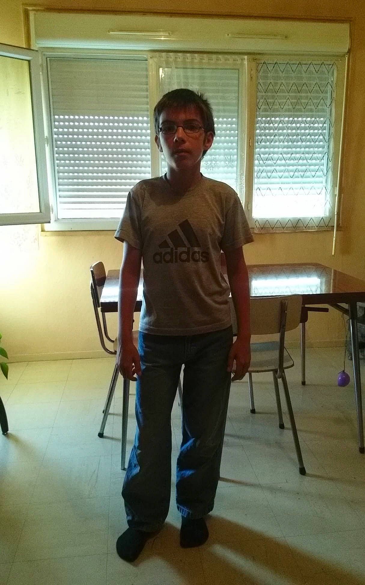 Ylian participe au concours pour gagner de l'argent avec cette photo : arm, floor, flooring, joint, leg, person, room, shoulder, standing, t_shirt