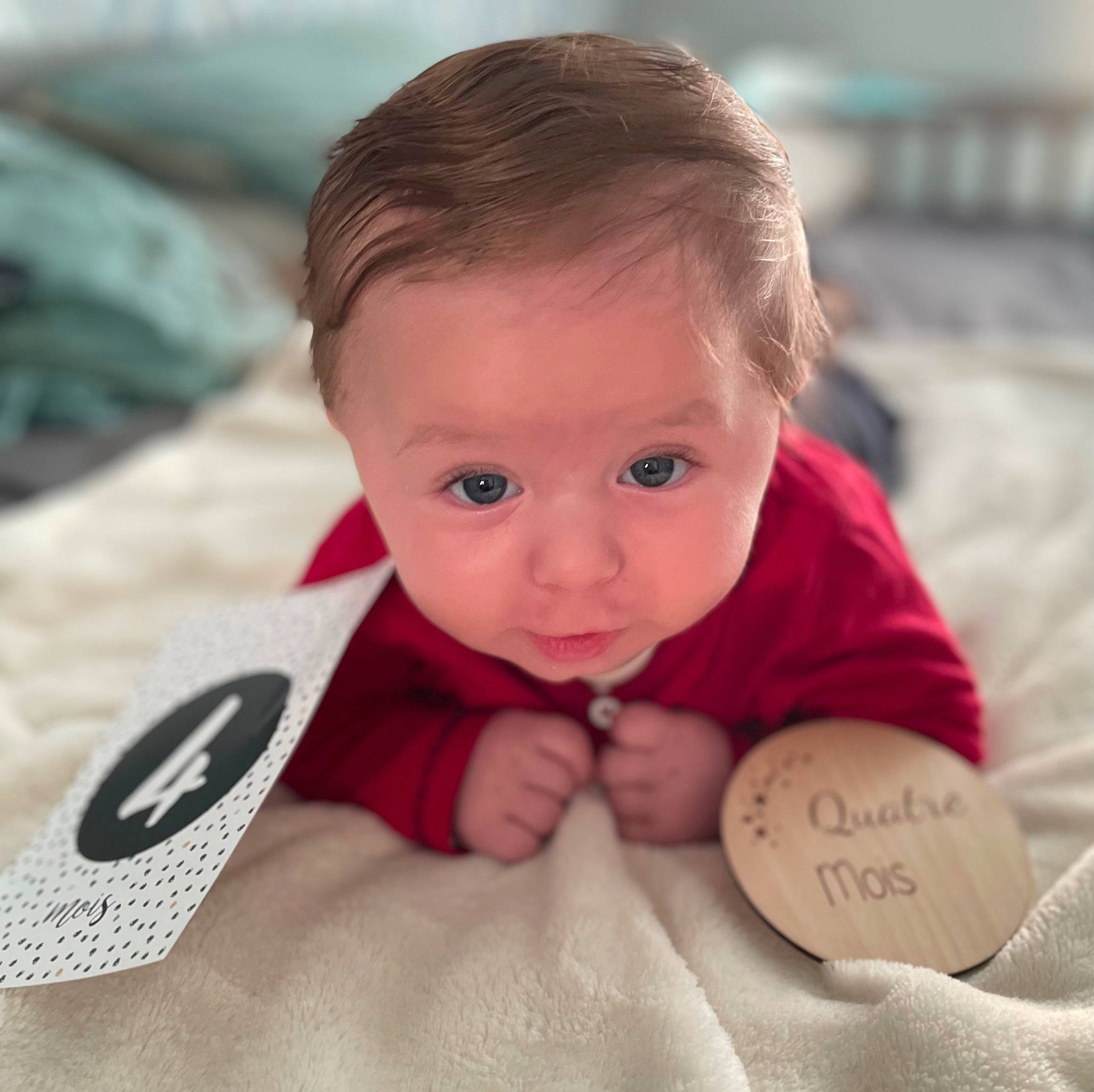 Lisio participe au concours pour gagner de l'argent avec cette photo : arm, baby, baby_toddler_clothing, cheek, child, chin, close_up, comfort, finger, gesture, hand, happy, linens, lip, nose, person, sitting, skin, thumb, toddler