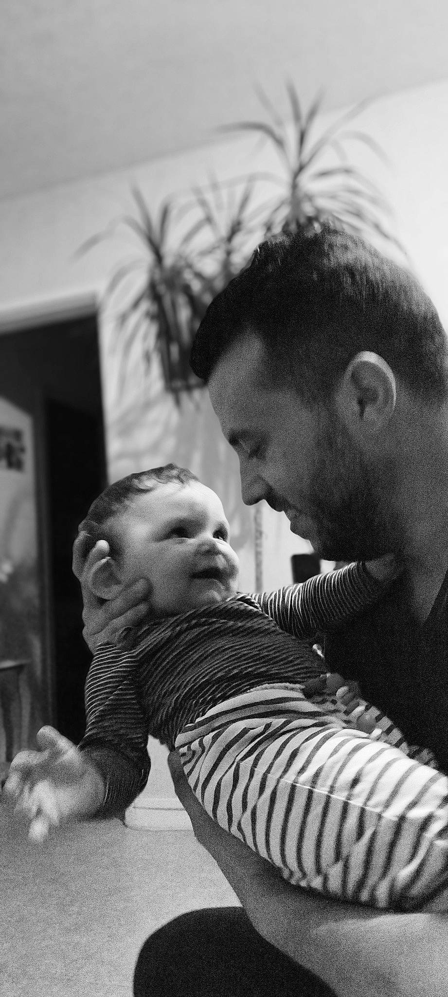 Maylon participe au concours pour gagner de l'argent avec cette photo : baby, black, black_and_white, cheek, child, comfort, elbow, fun, gesture, happy, head, houseplant, monochrome, monochrome_photography, person, photograph, room, sitting, stock_photography, style