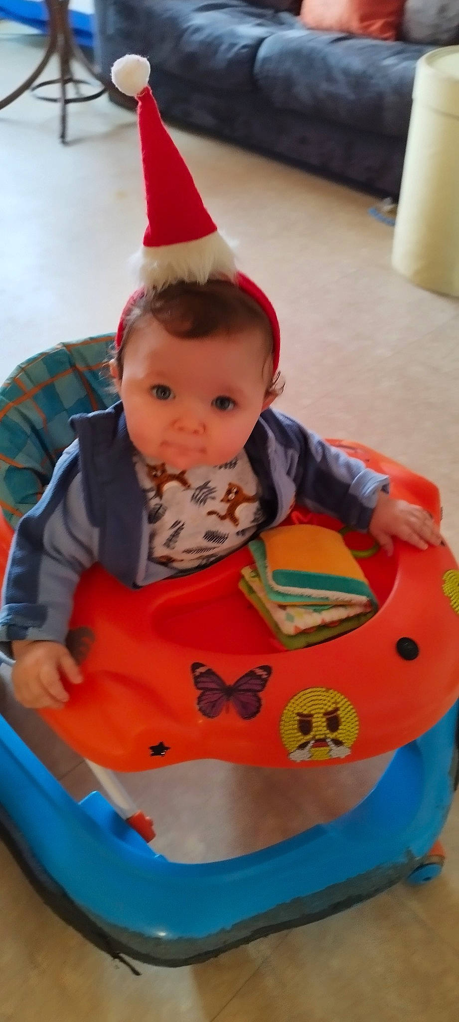 Maylon participe au concours pour gagner de l'argent avec cette photo : baby, baby_products, baby_toddler_clothing, bib, carmine, child, event, facial_expression, fictional_character, fun, head, holiday, human_body, lap, leisure, person, room, sitting, sleeve, toddler