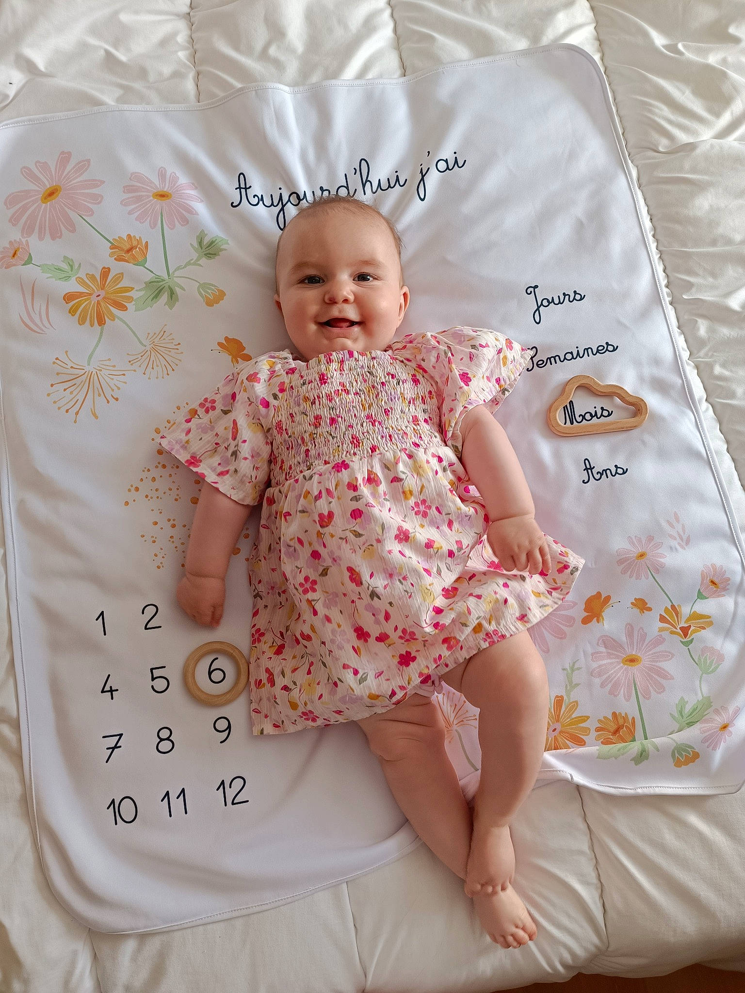 Iris a rejoint le concours — aidez-le/la à gagner de superbes lots ! baby, baby_toddler_clothing, beauty, child, comfort, day_dress, dress, facial_expression, happy, joy, linens, one_piece_garment, pattern, person, pink, skin, sleeve, smile, t_shirt, textile